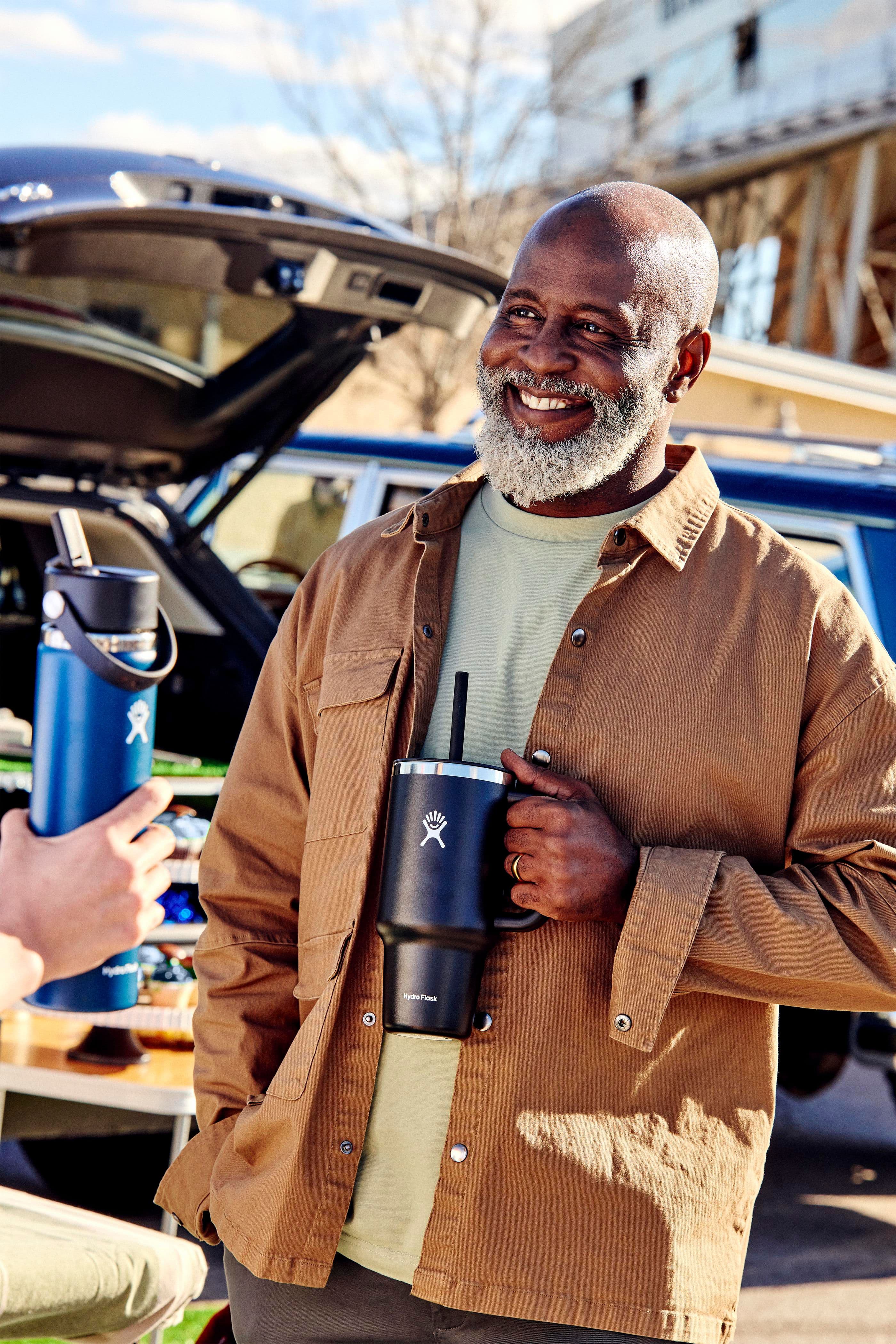 Gobelet Hydro Flask Travel 946 ml en situation