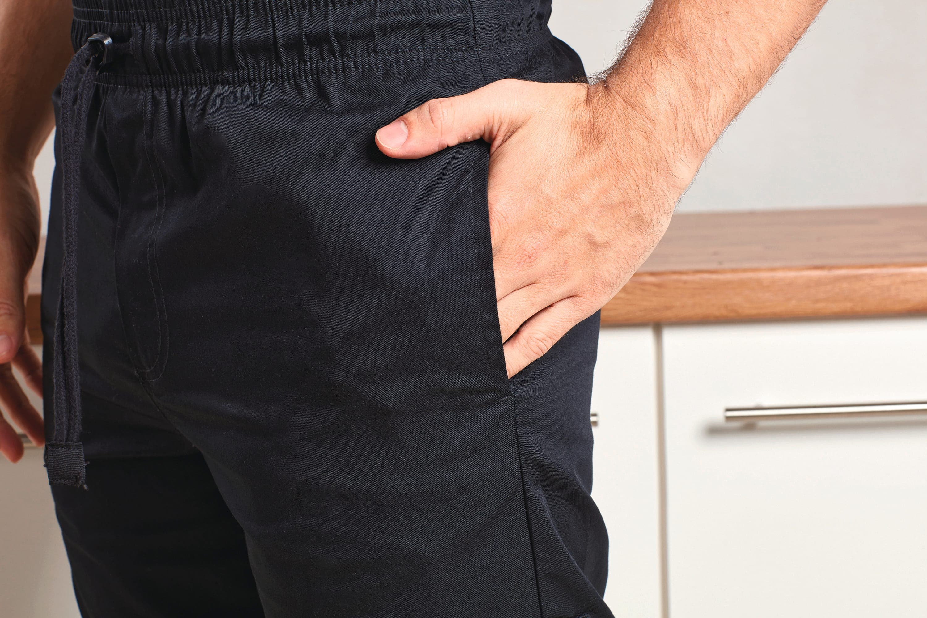 Pantalon de chef "Essential" en situation