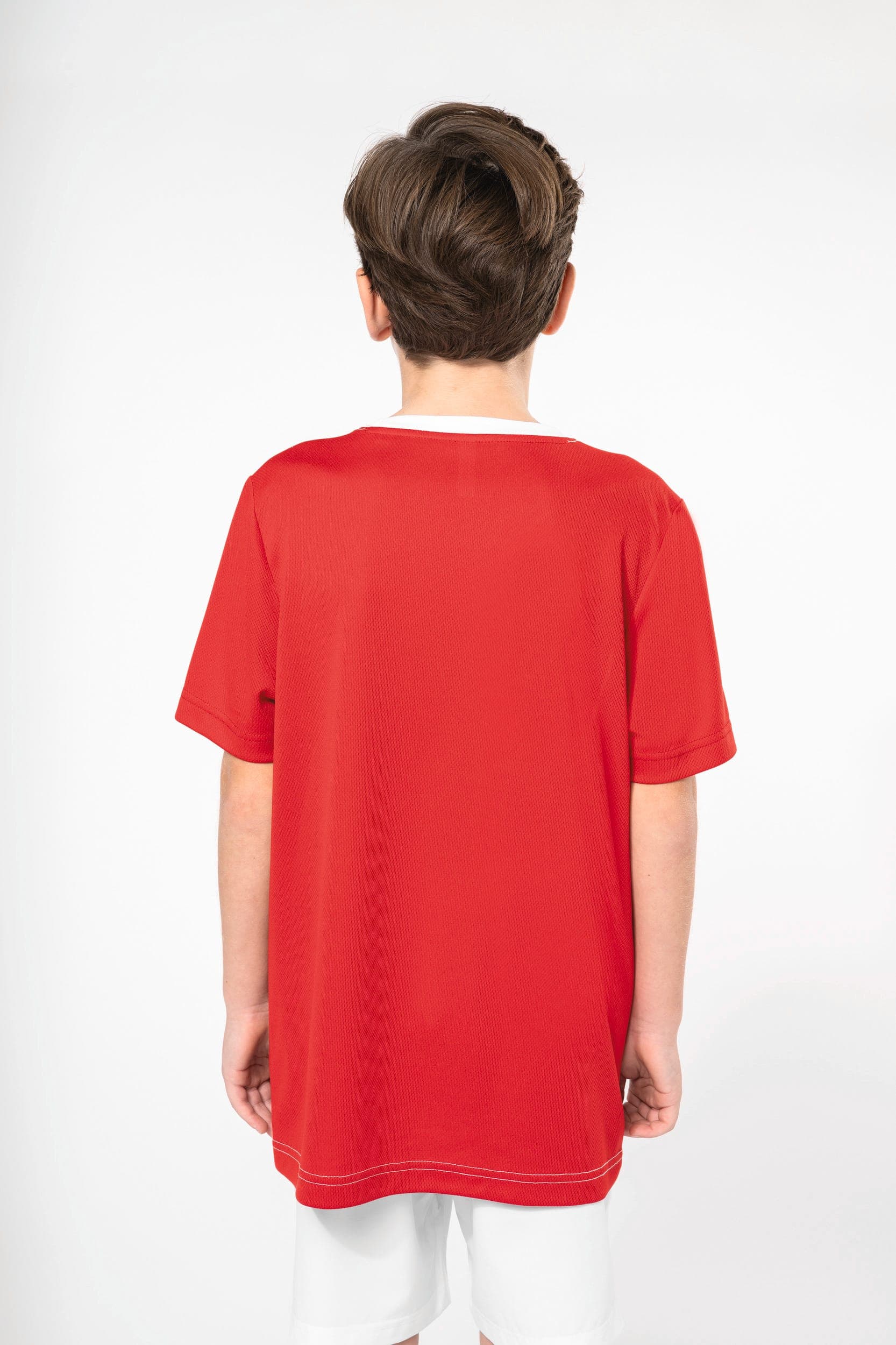 T-shirt de sport écoresponsable bicolore enfant en situation