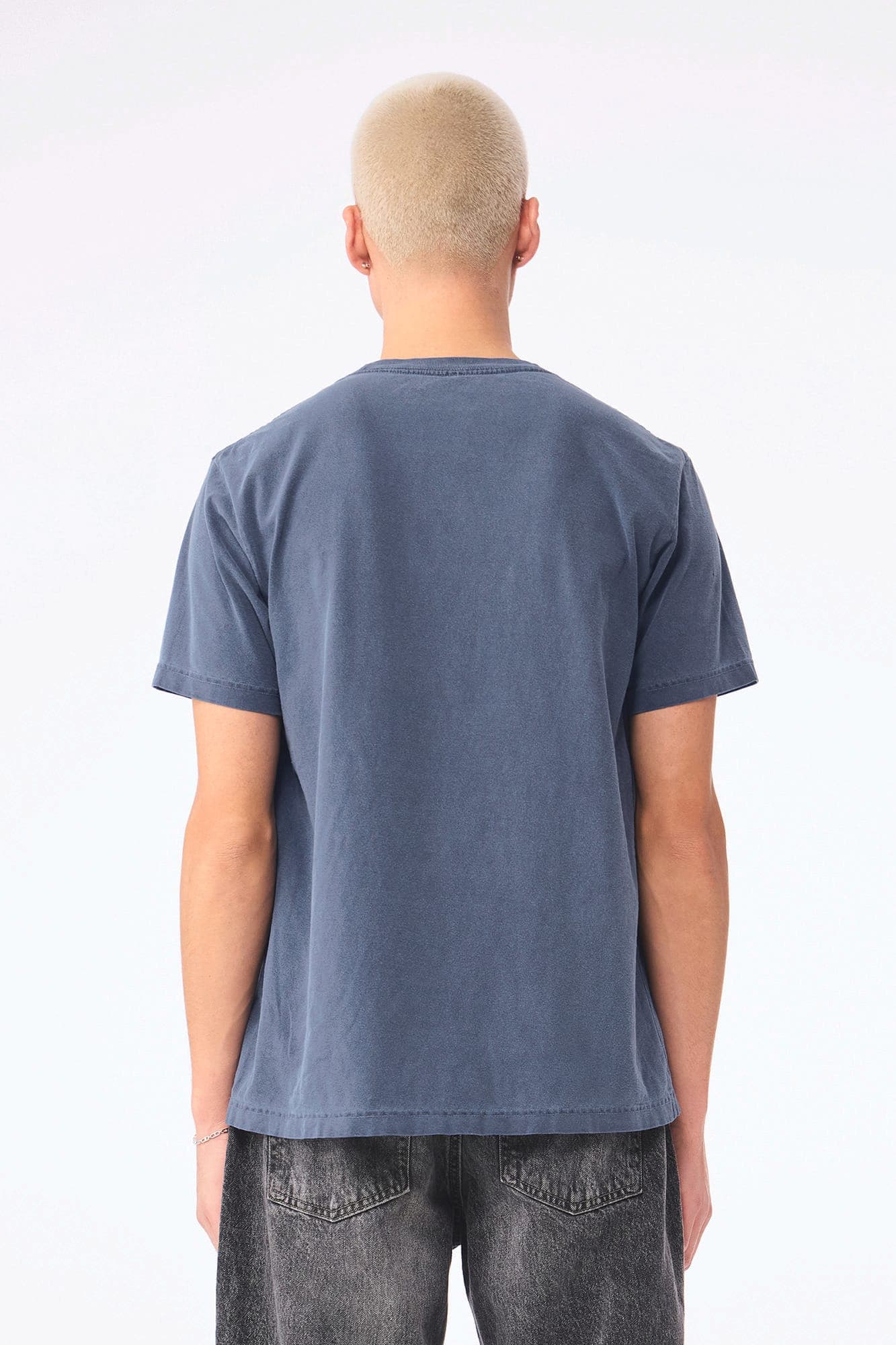 T-shirt délavé épais unisexe en situation
