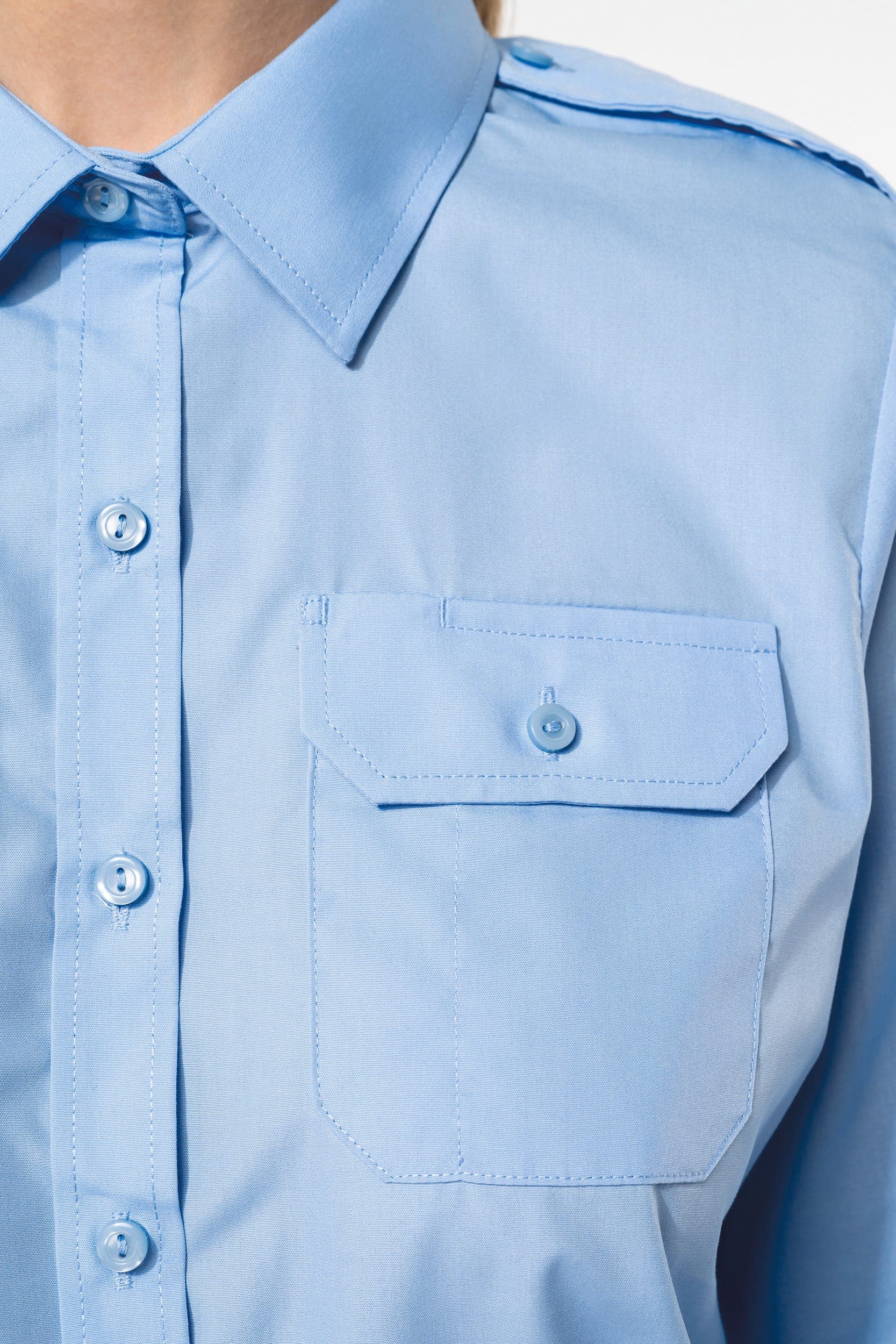 Chemise pilote manches longues femme en situation
