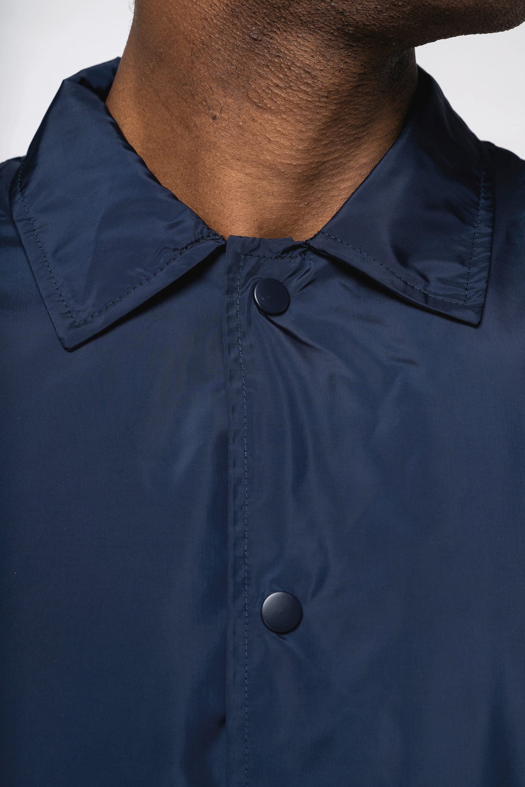 Veste écoresponsable coupe-vent unisexe en situation