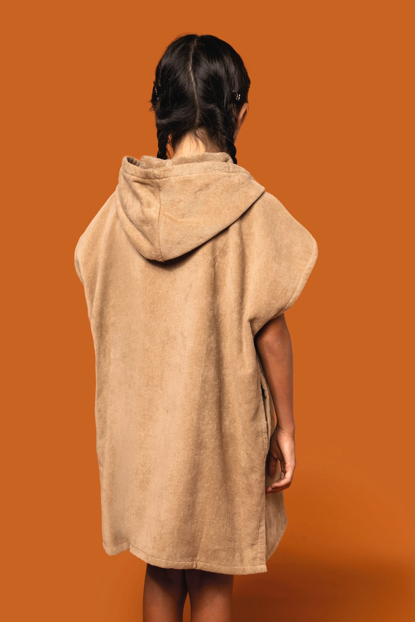 Poncho éponge à capuche enfant en situation