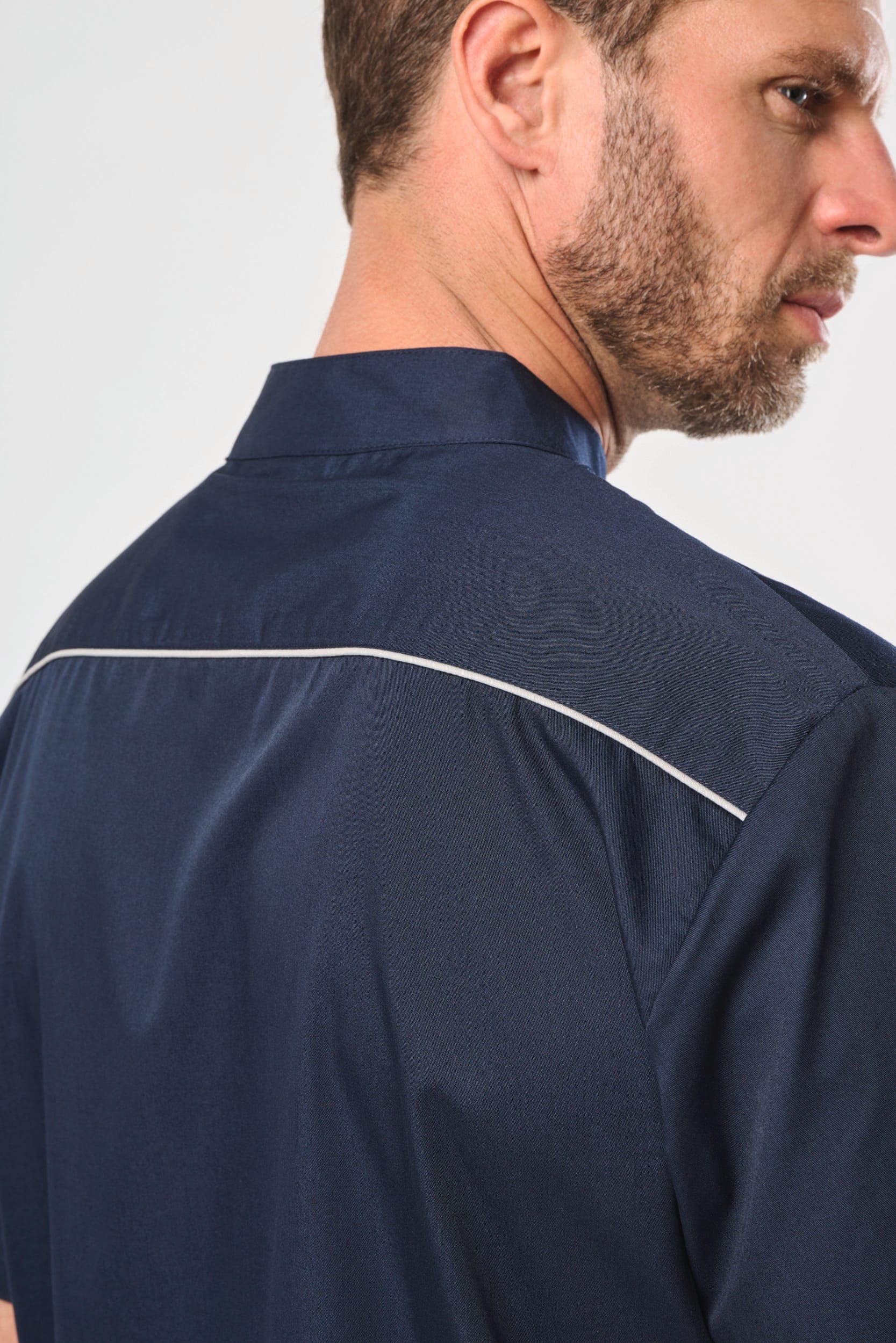 Blouse polycoton avec boutons-pression homme en situation