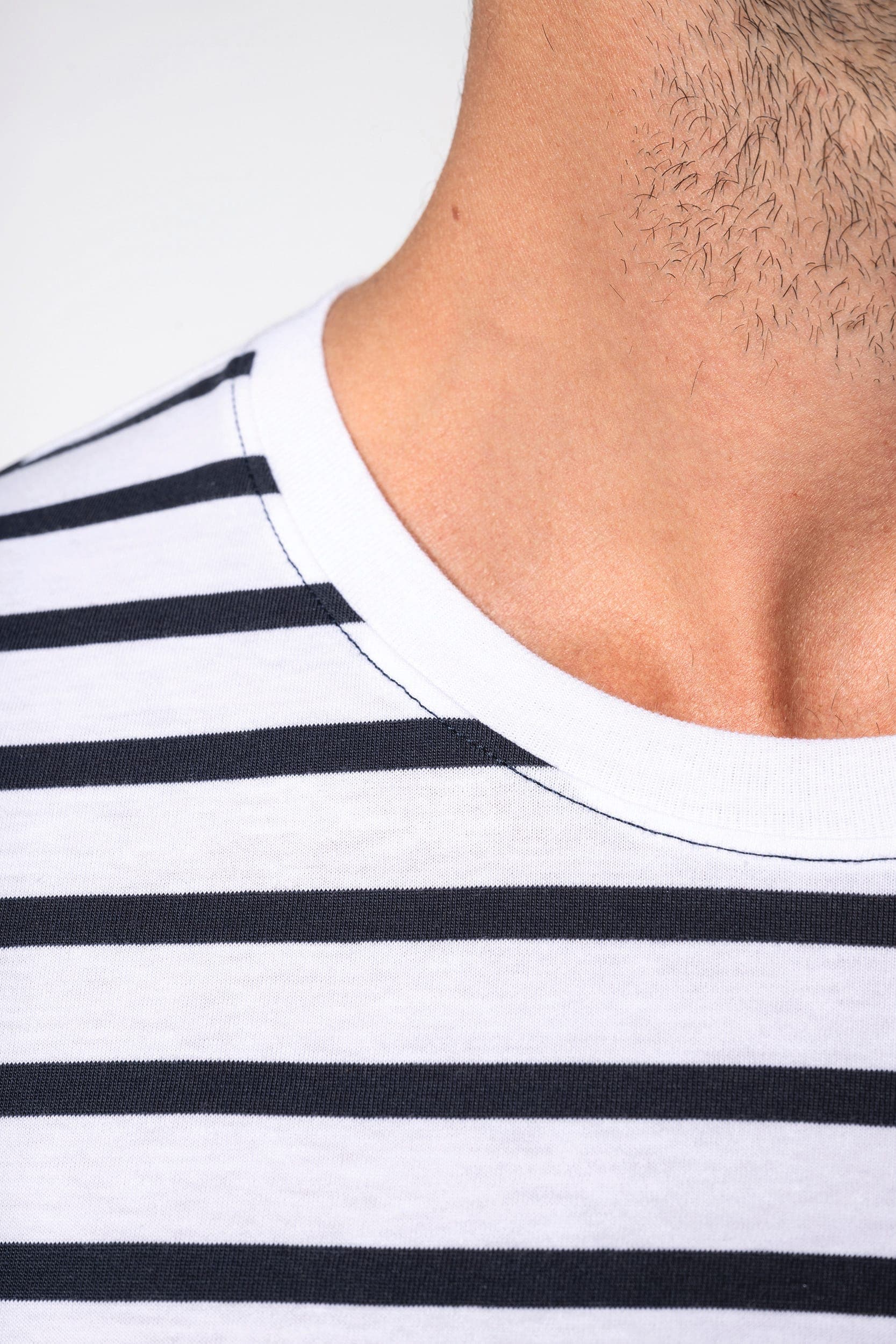 T-shirt rayé marin avec poche manches courtes homme en situation