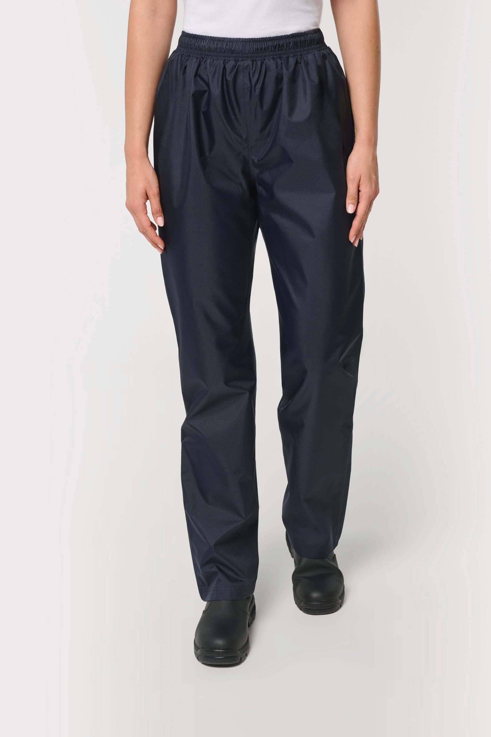 Pantalon de pluie unisexe en situation