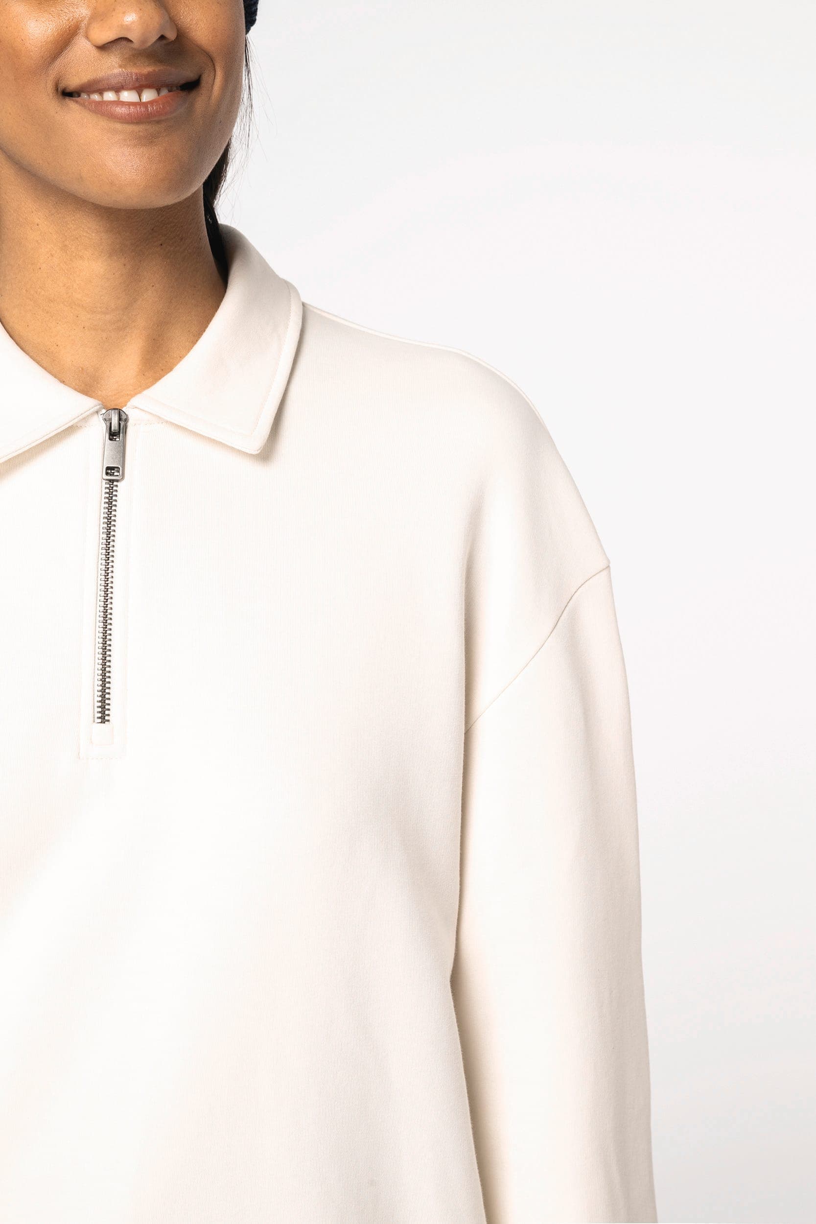 Sweat-shirt écoresponsable quart zip col polo à épaules tombantes unisexe en situation