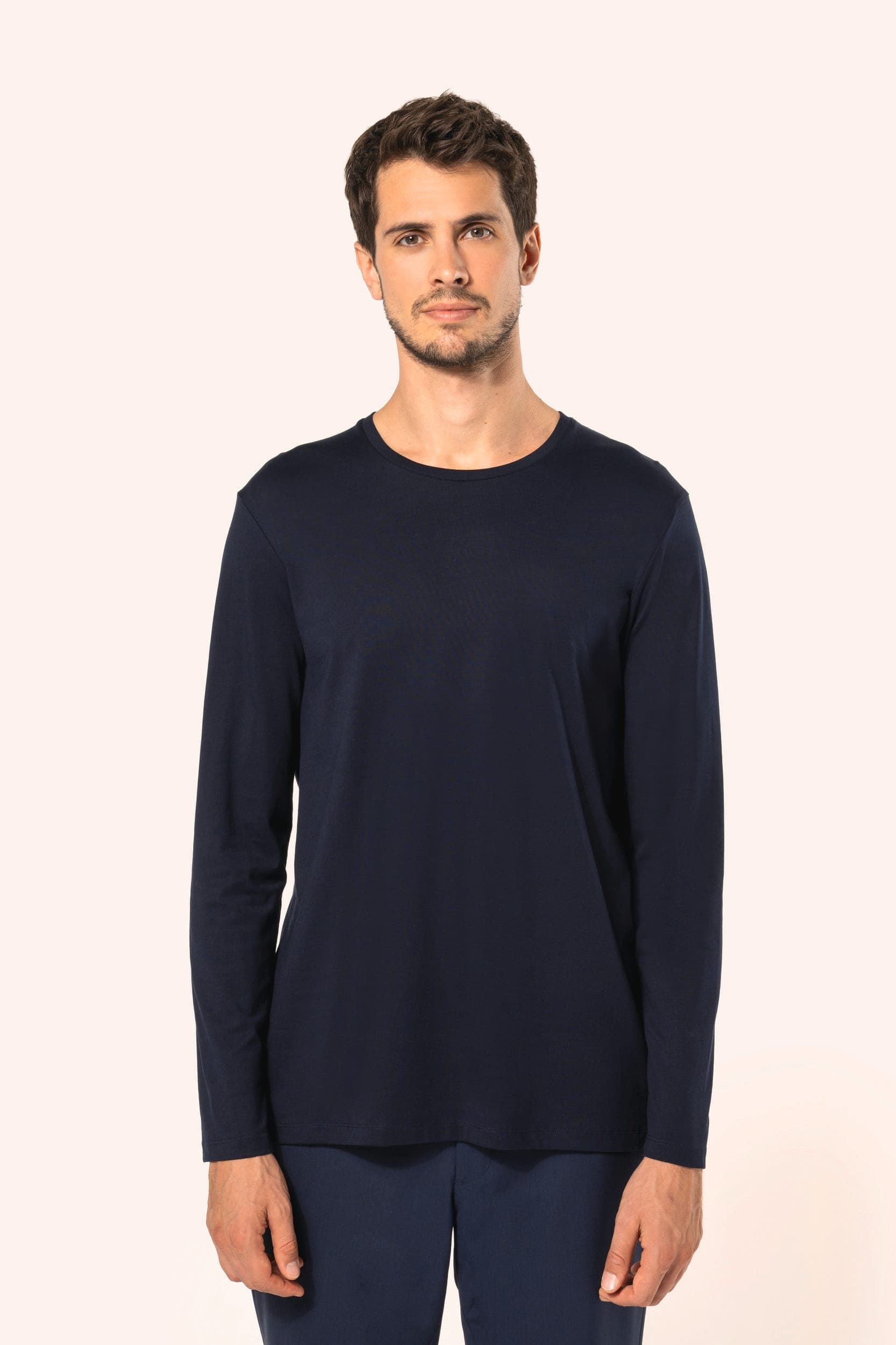 T-shirt Supima® col rond manches longues homme en situation