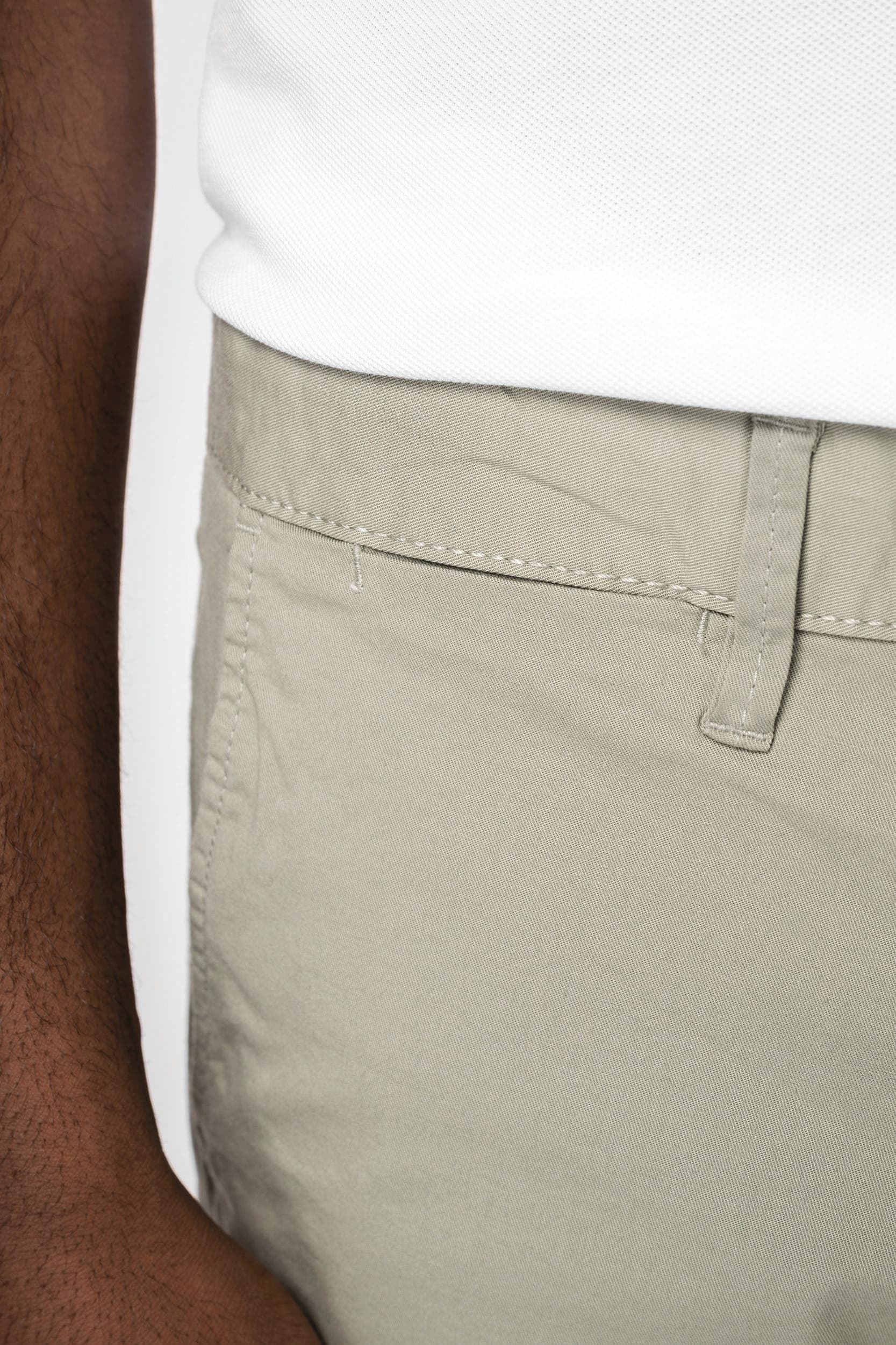 Bermuda chino écoresponsable homme en situation