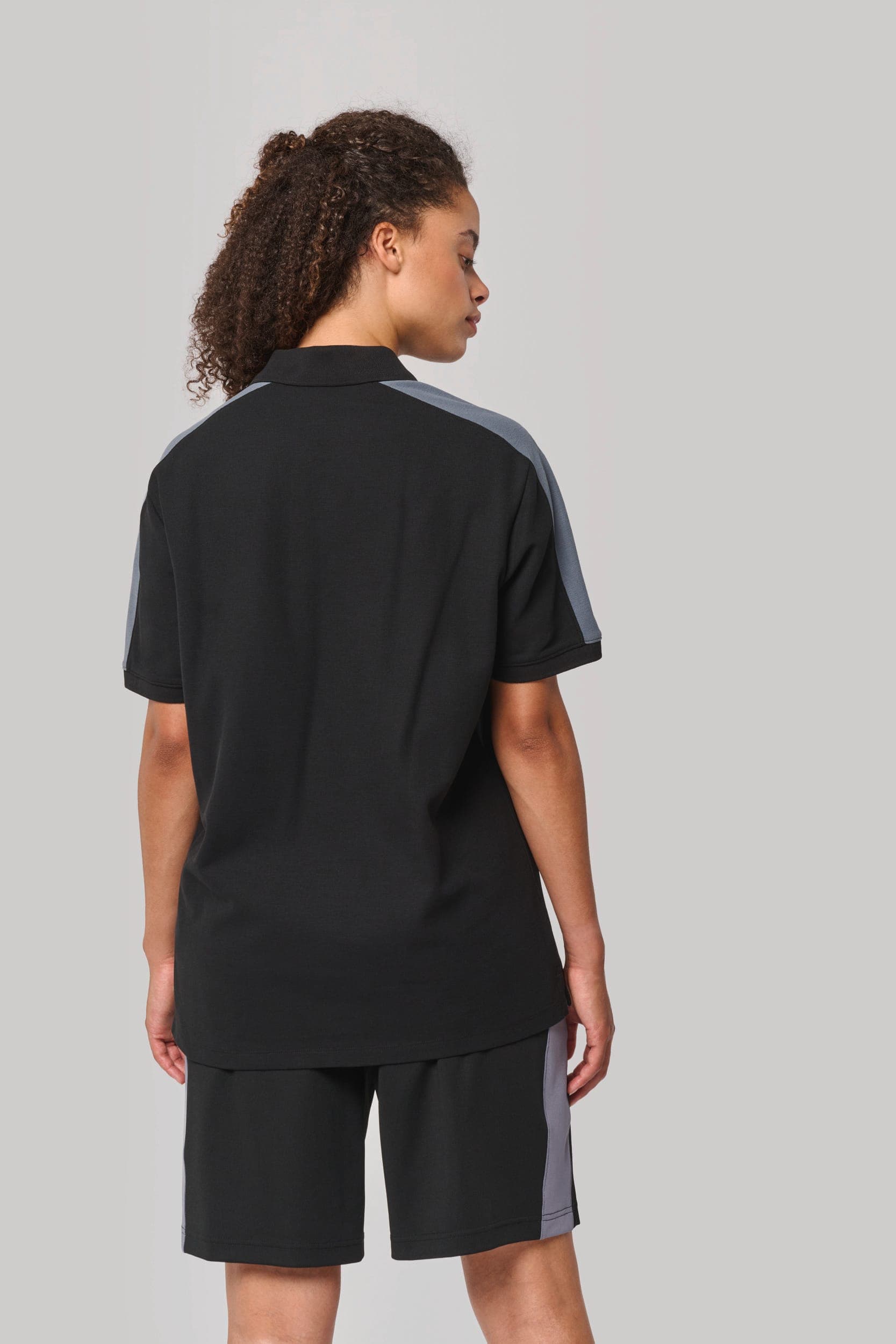Polo teamwear unisexe en situation