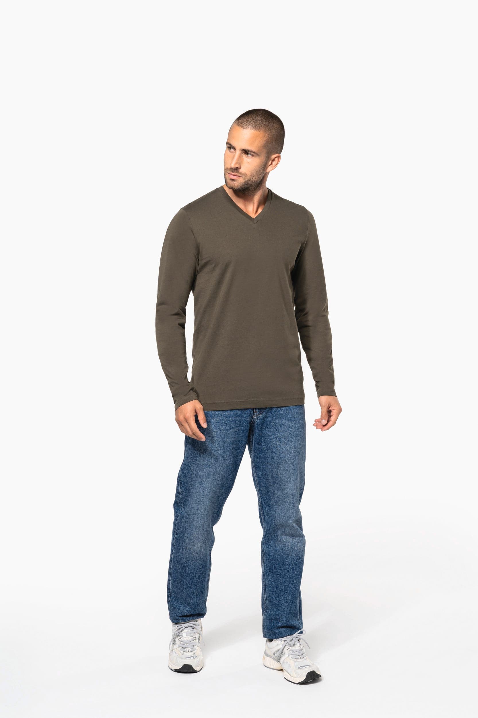 T-shirt col V manches longues homme en situation