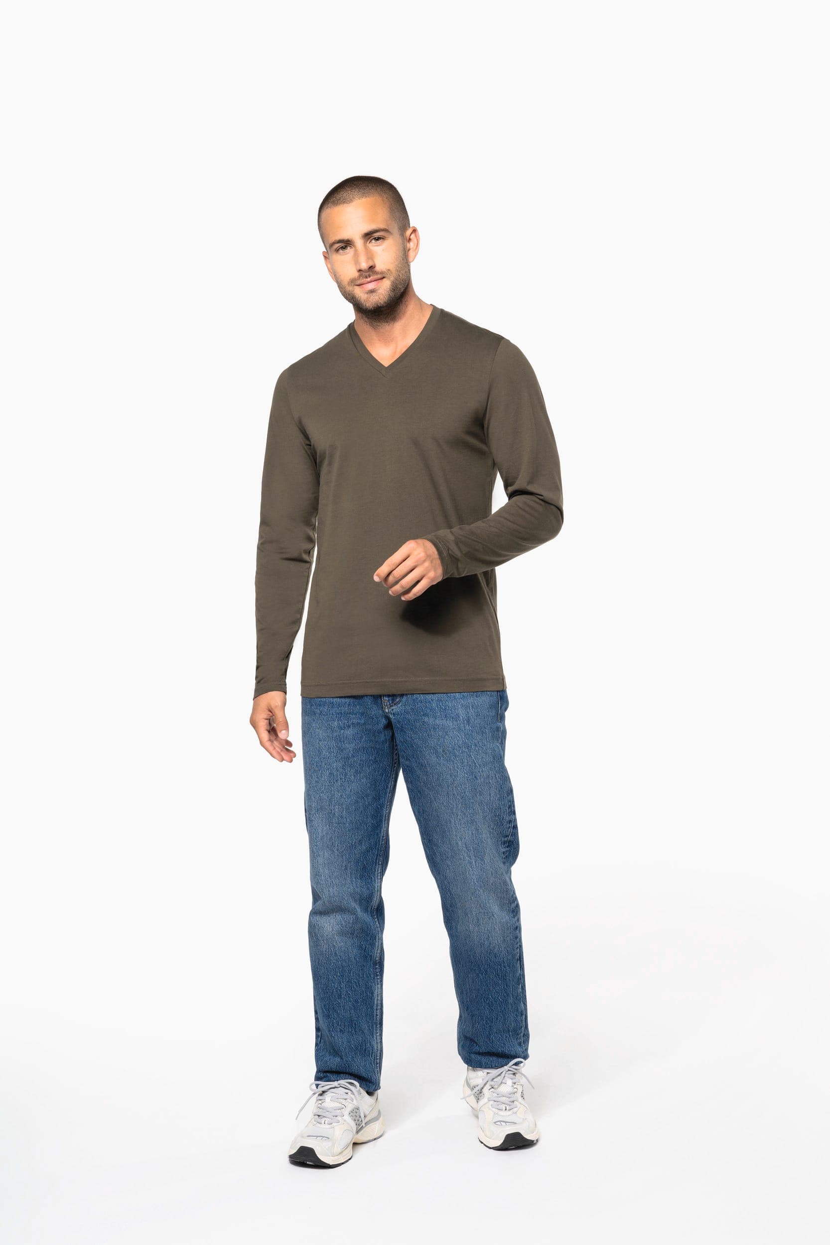 T-shirt col V manches longues homme en situation