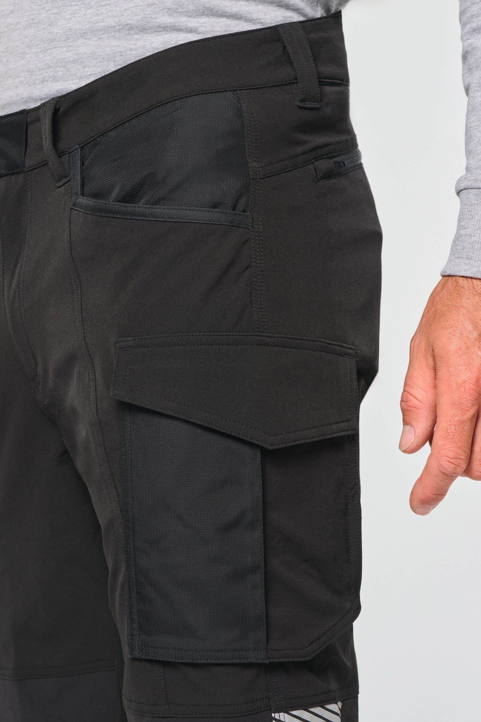 Pantalon stretch recyclé multipoches unisexe en situation