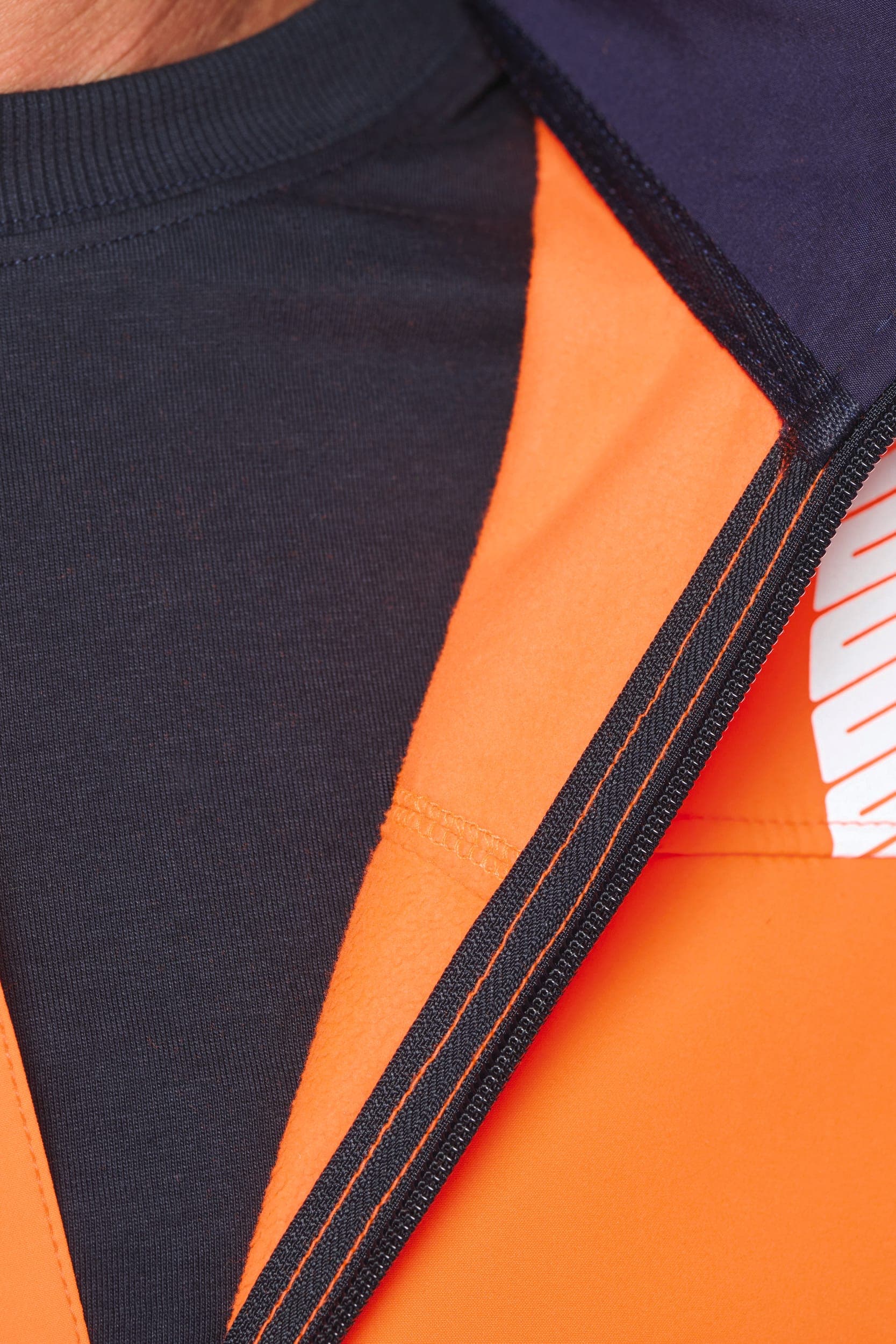Veste softshell de sécurité recyclée avec manches détachables unisexe en situation