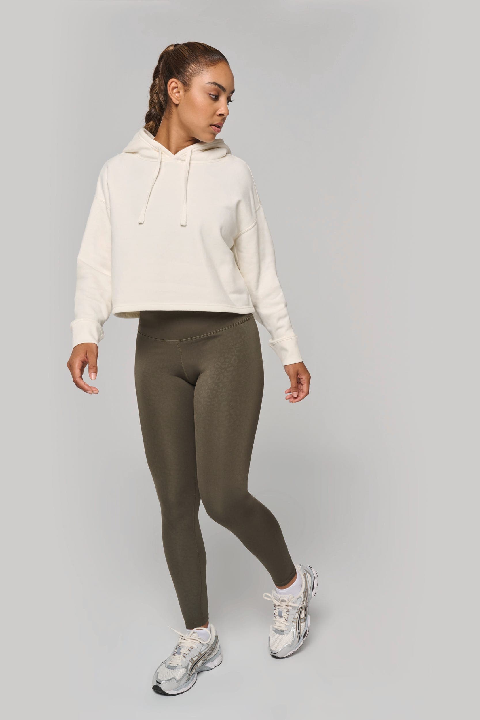 Sweat-shirt crop à capuche femme en situation