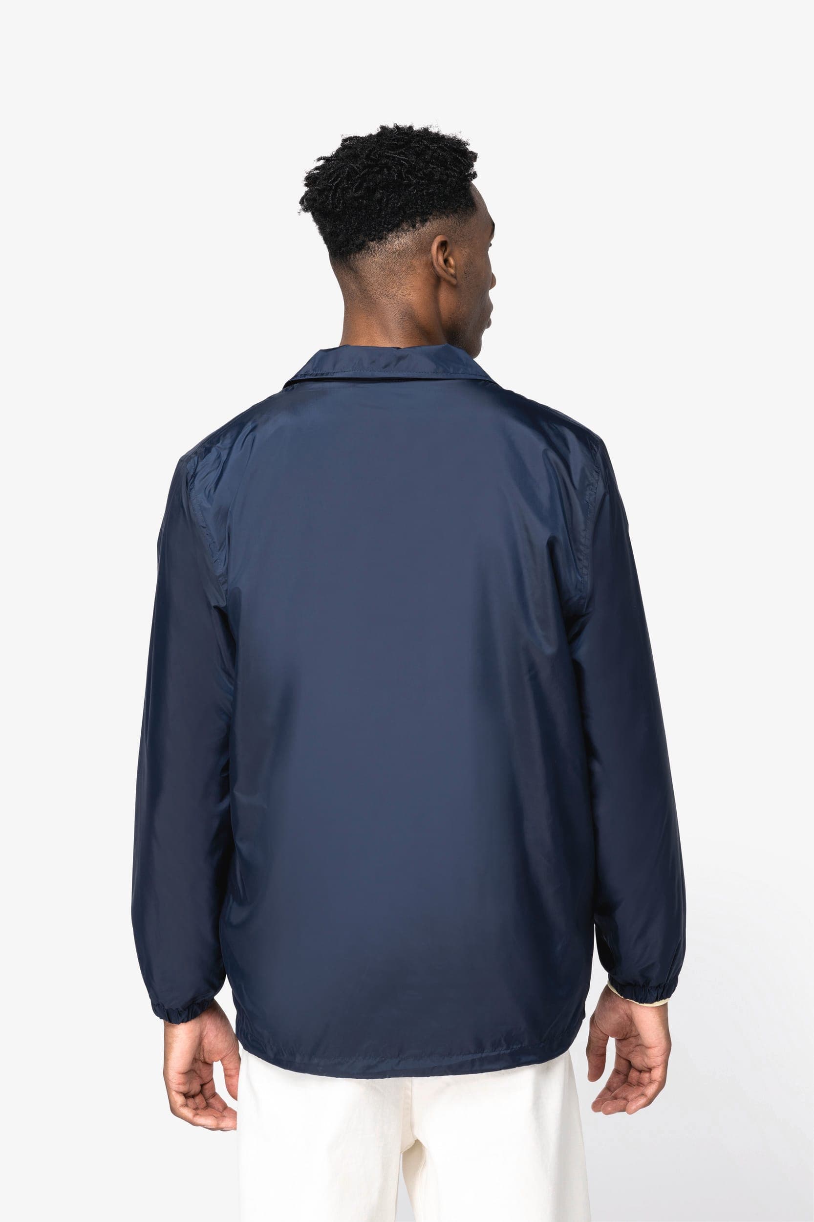Veste écoresponsable coupe-vent unisexe en situation