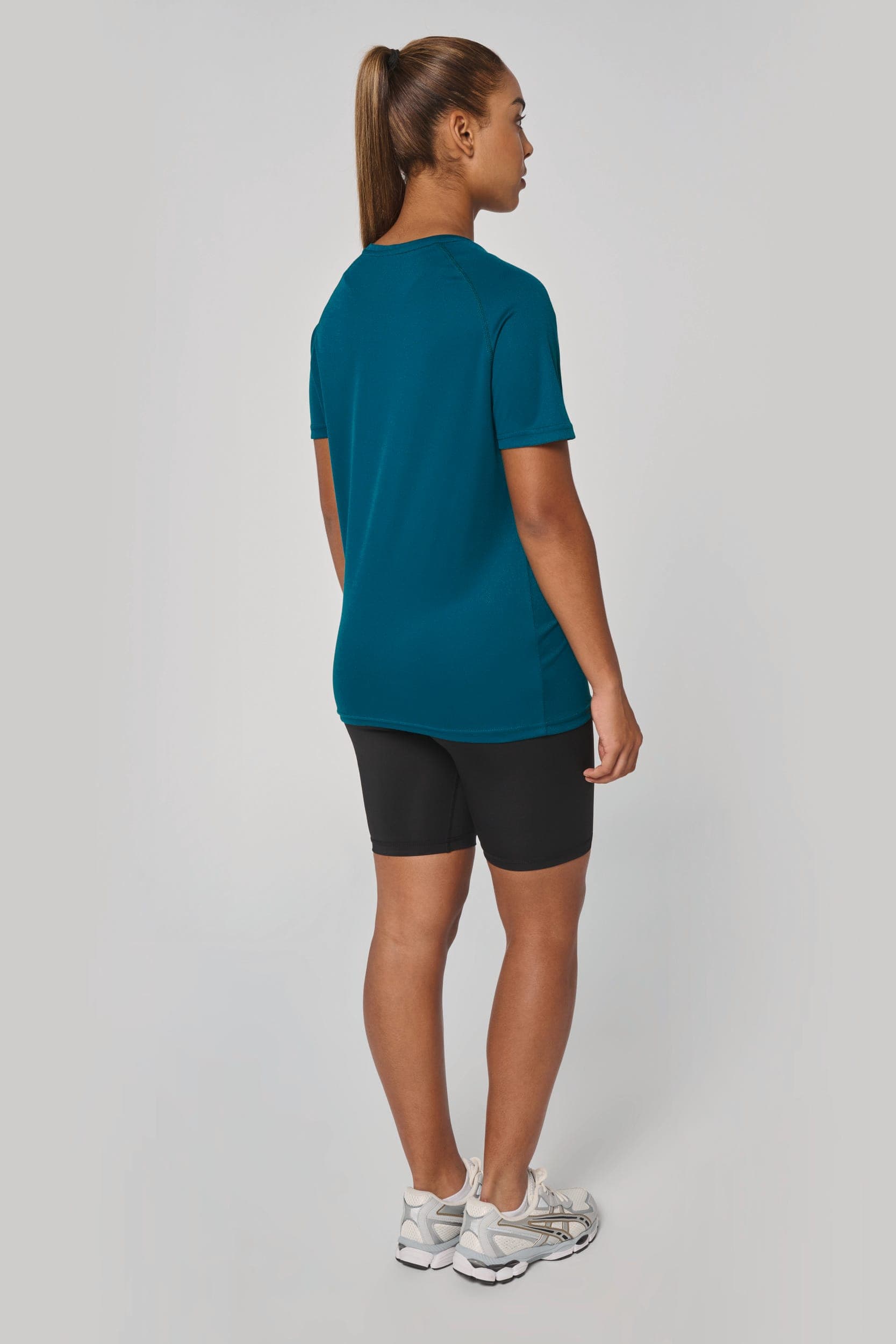T-shirt de sport à col rond recyclé femme en situation