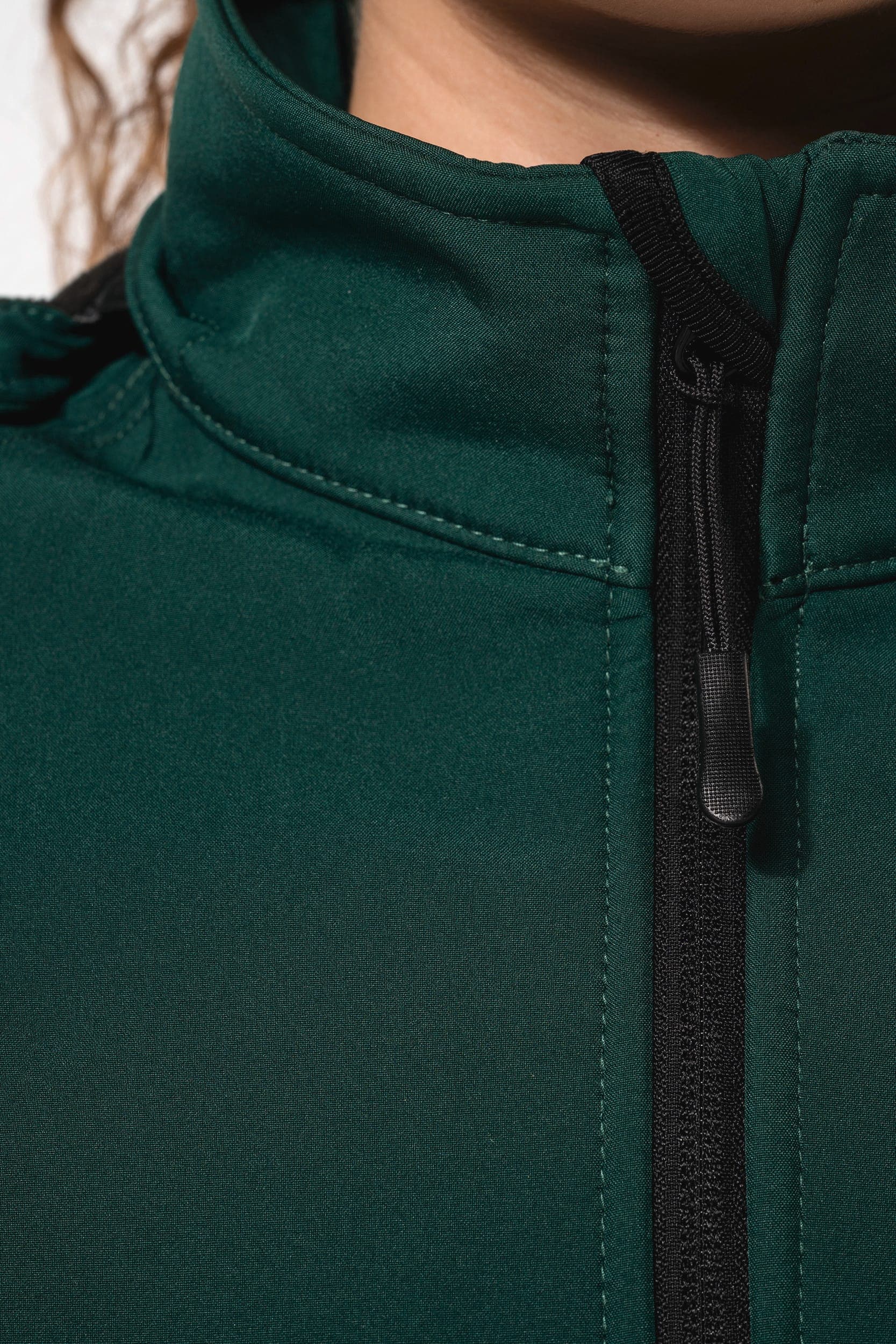 Veste softshell à capuche amovible femme en situation