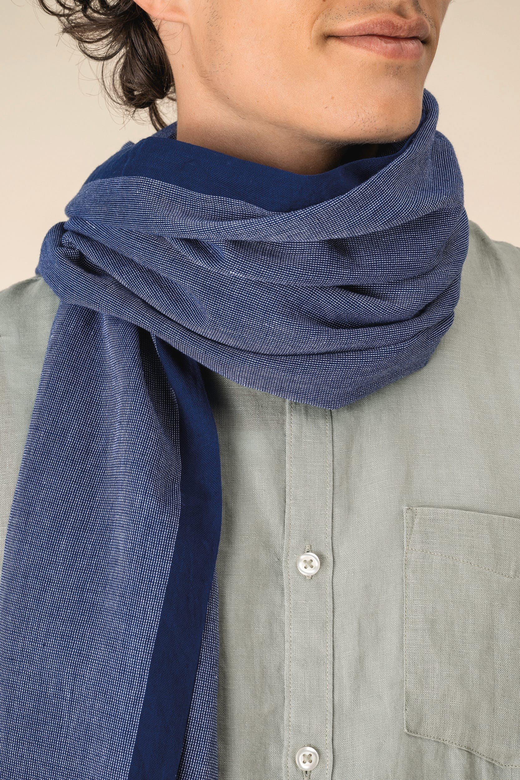 Chèche en chambray unisexe en situation