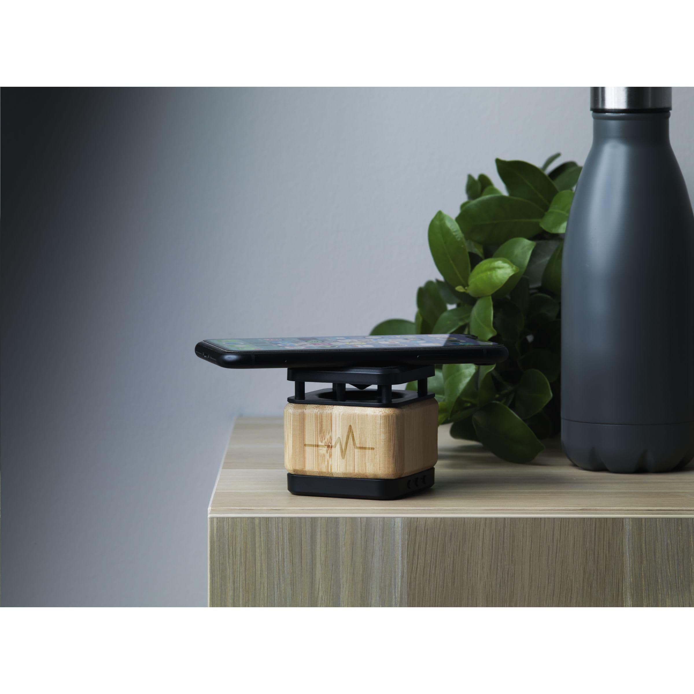 Enceinte bambou avec chargeur sans fil en situation