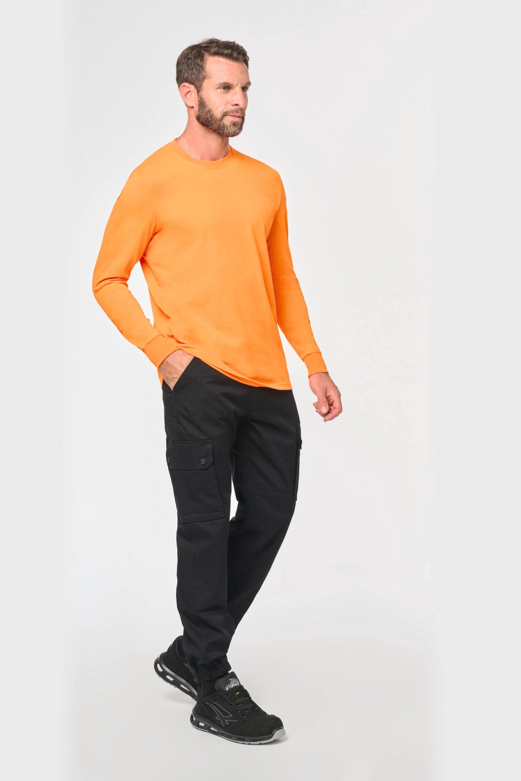 Pantalon cargo unisexe avec bas élastiqué en situation