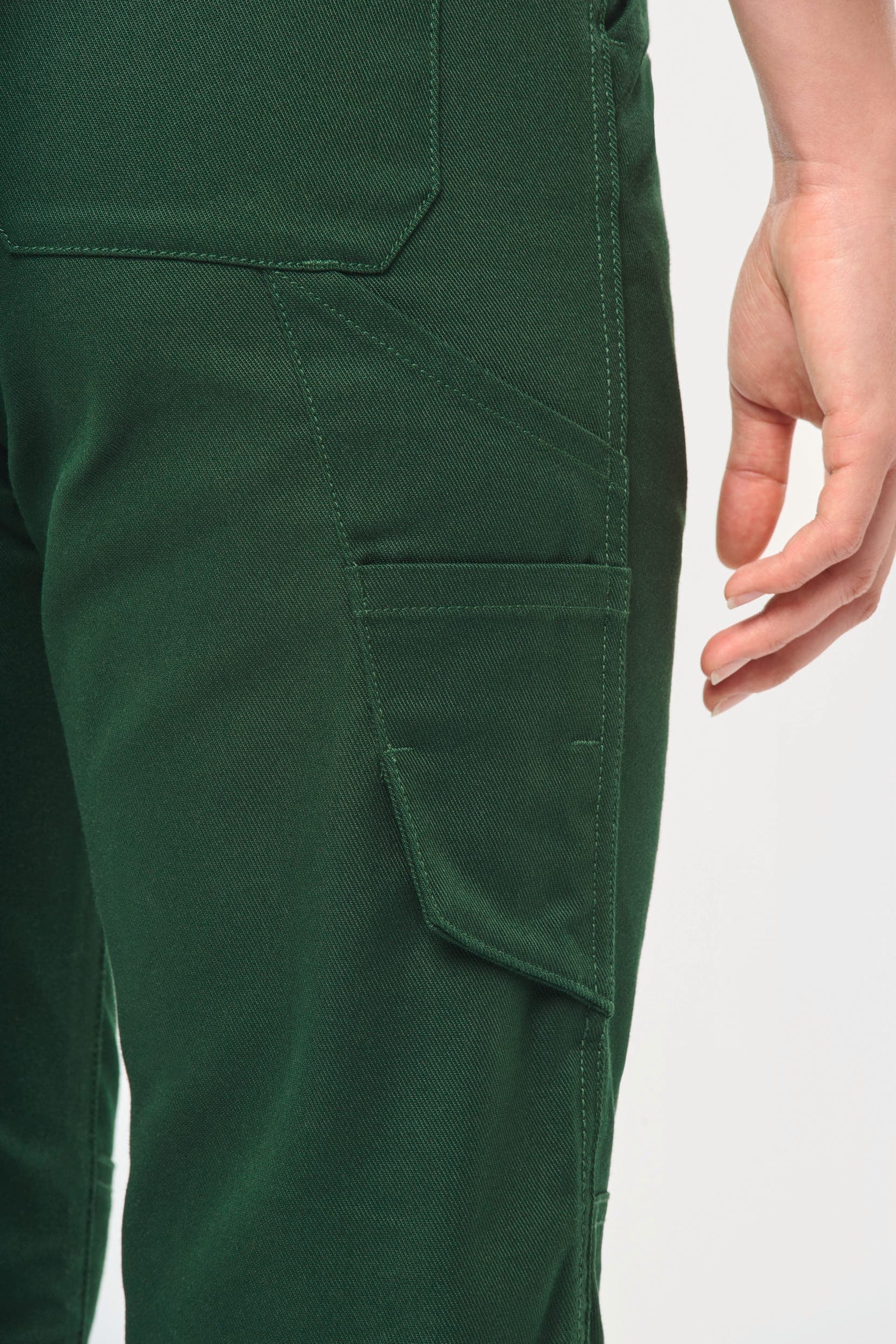 Pantalon de travail multipoches femme en situation