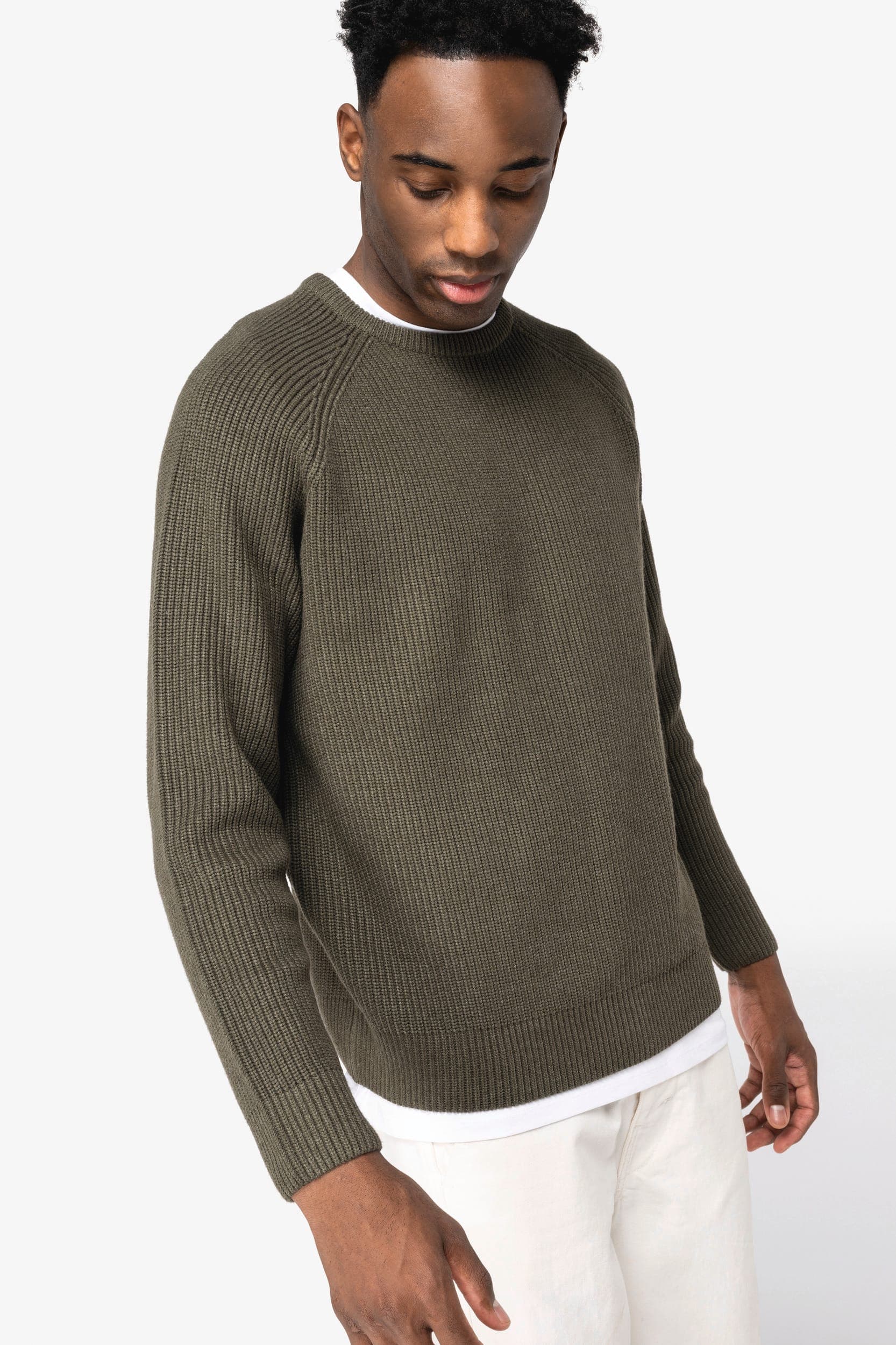 Pull écoresponsable à grosses mailles homme en situation