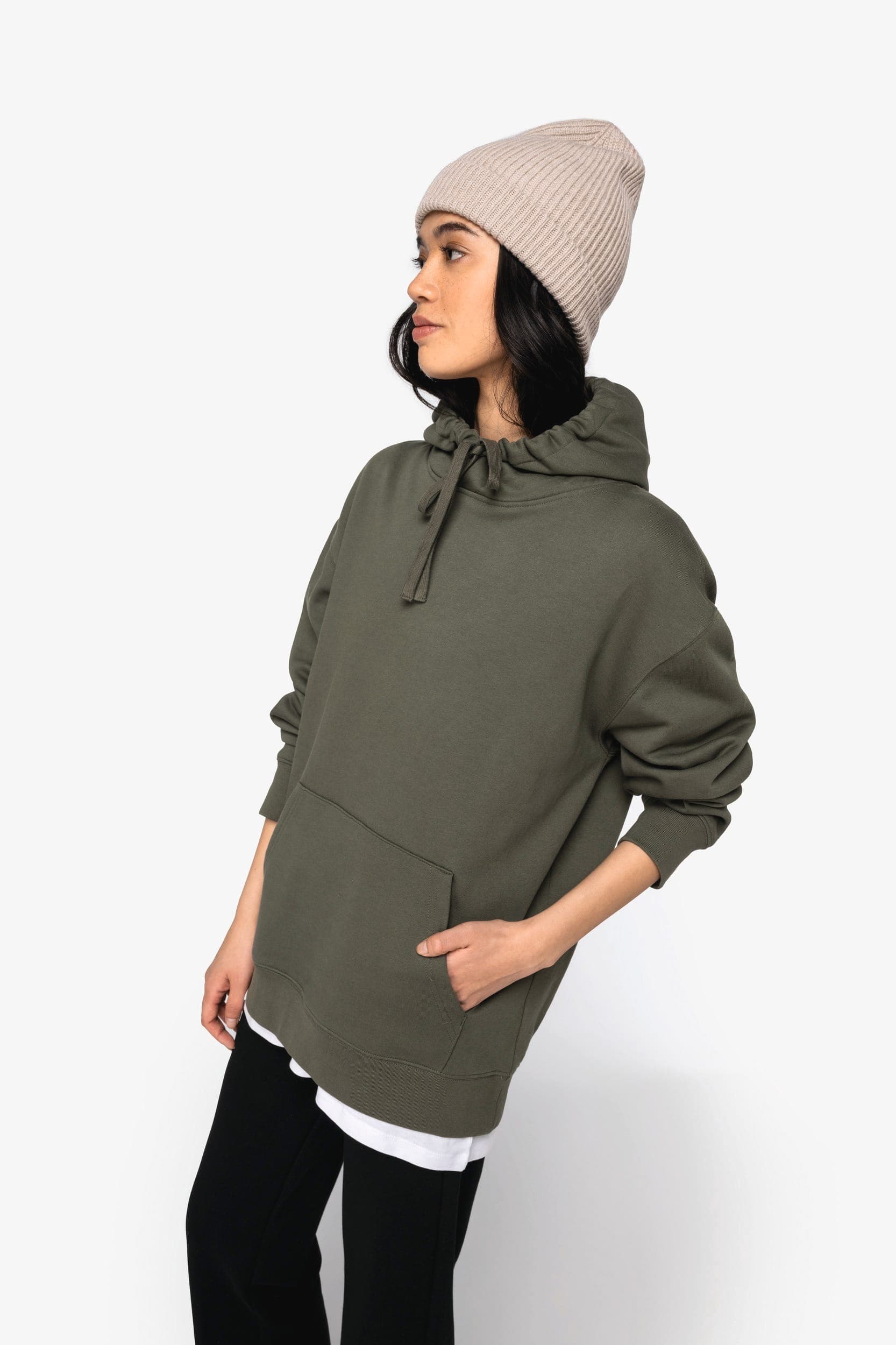 Sweat-shirt écoresponsable à capuche à épaules tombantes molleton gratté unisexe en situation