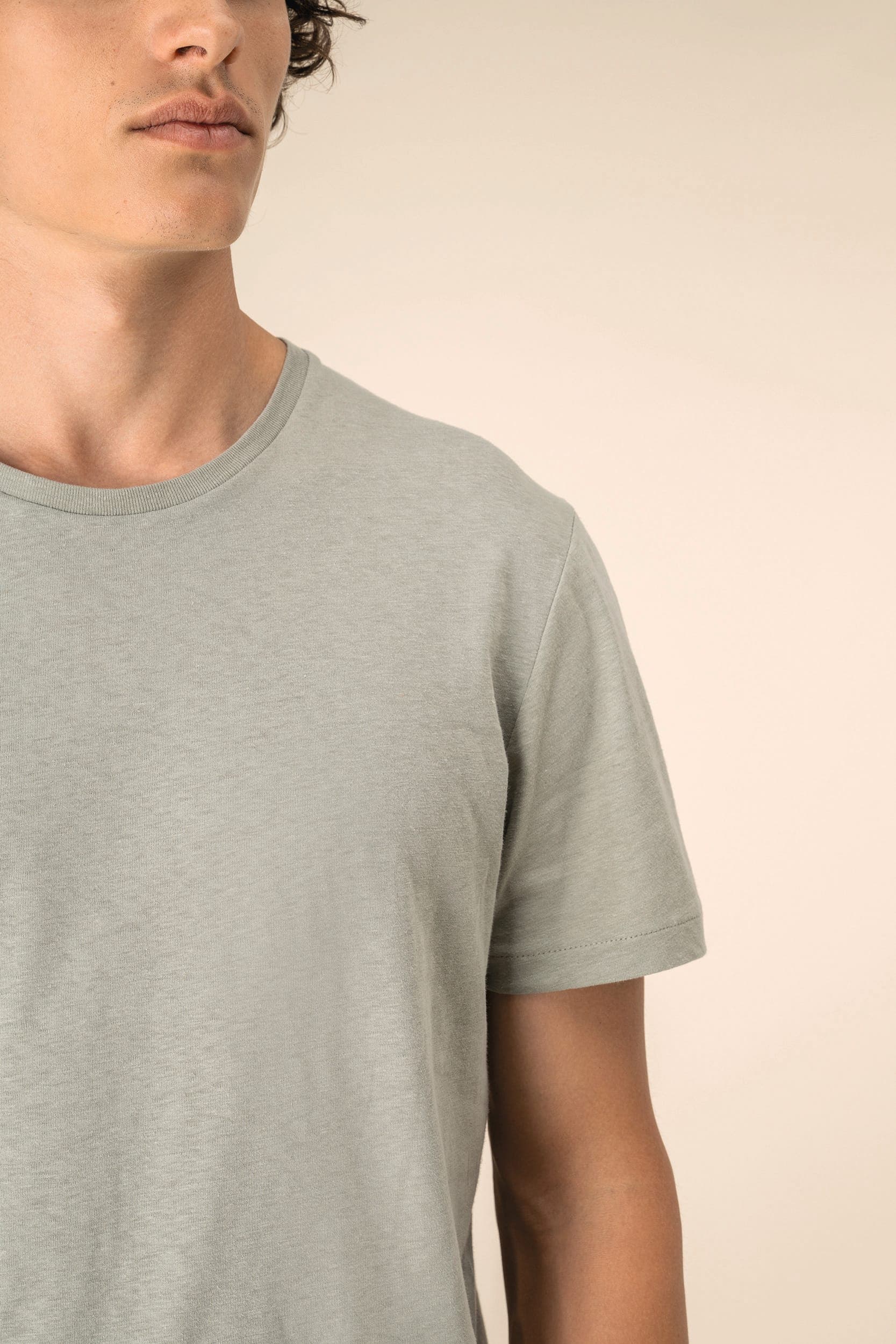 T-shirt écoresponsable en coton bio et lin unisexe en situation
