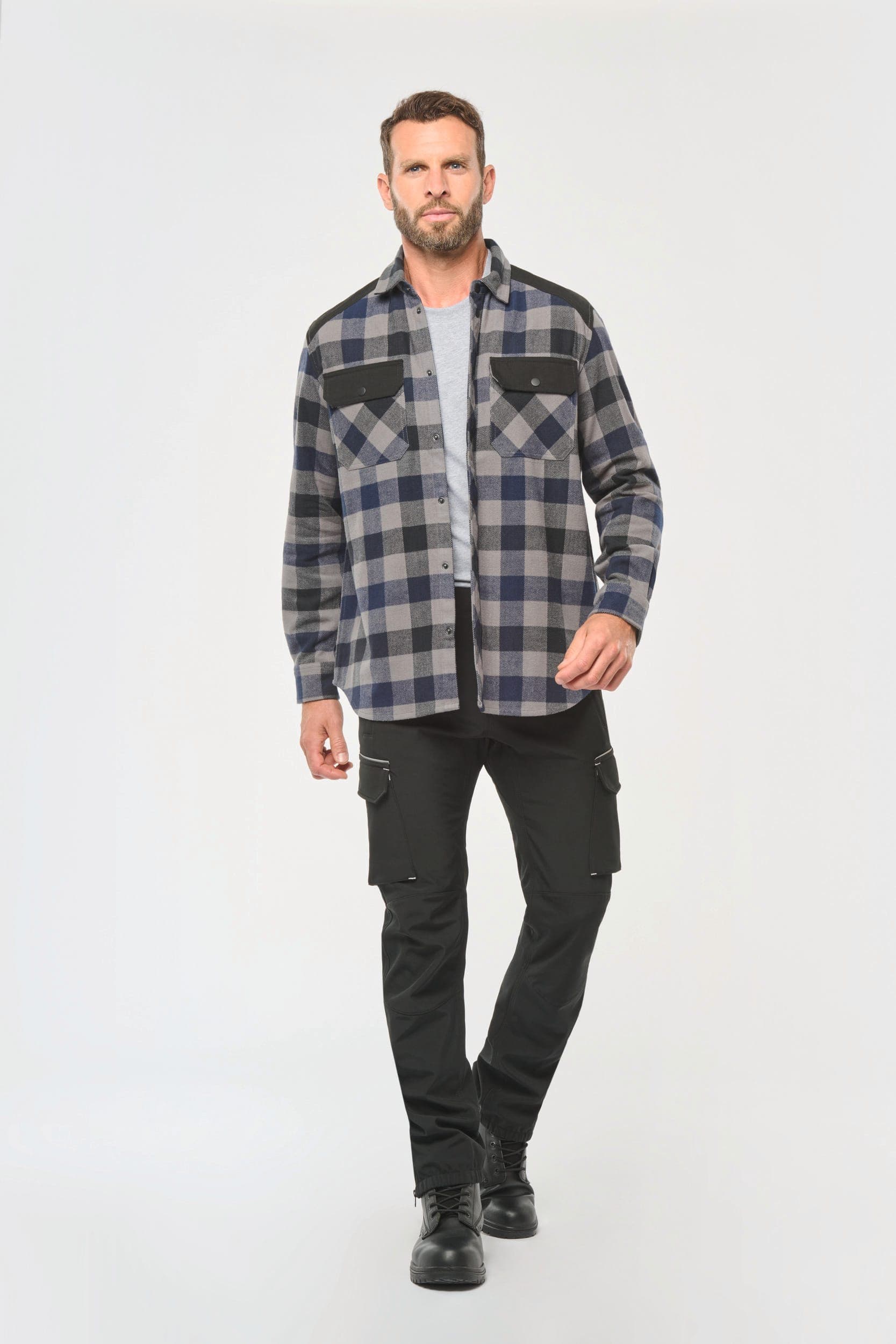 Chemise à carreaux avec poches homme en situation