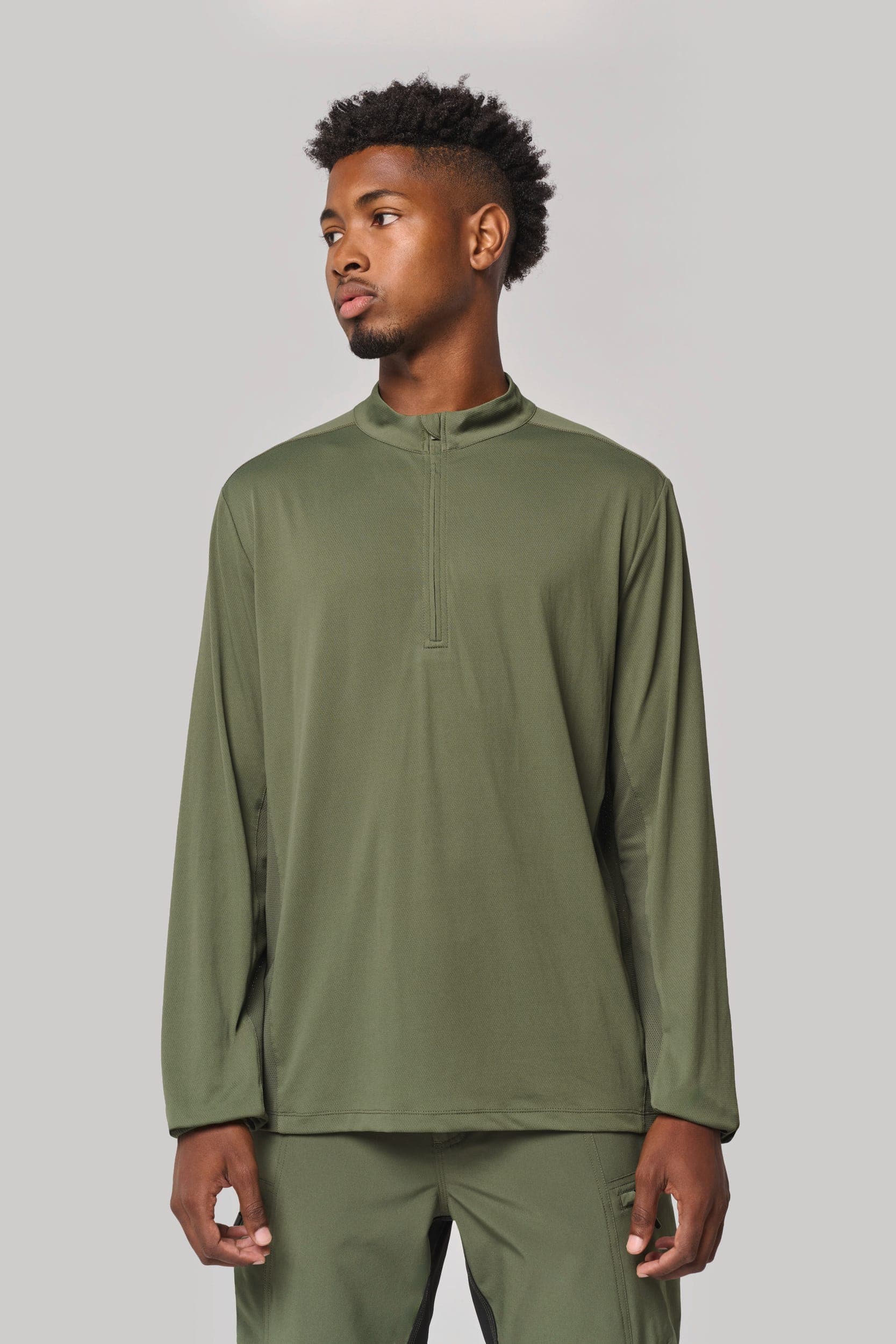 T-shirt outdoor col 1/4 zip manches longues unisexe en situation