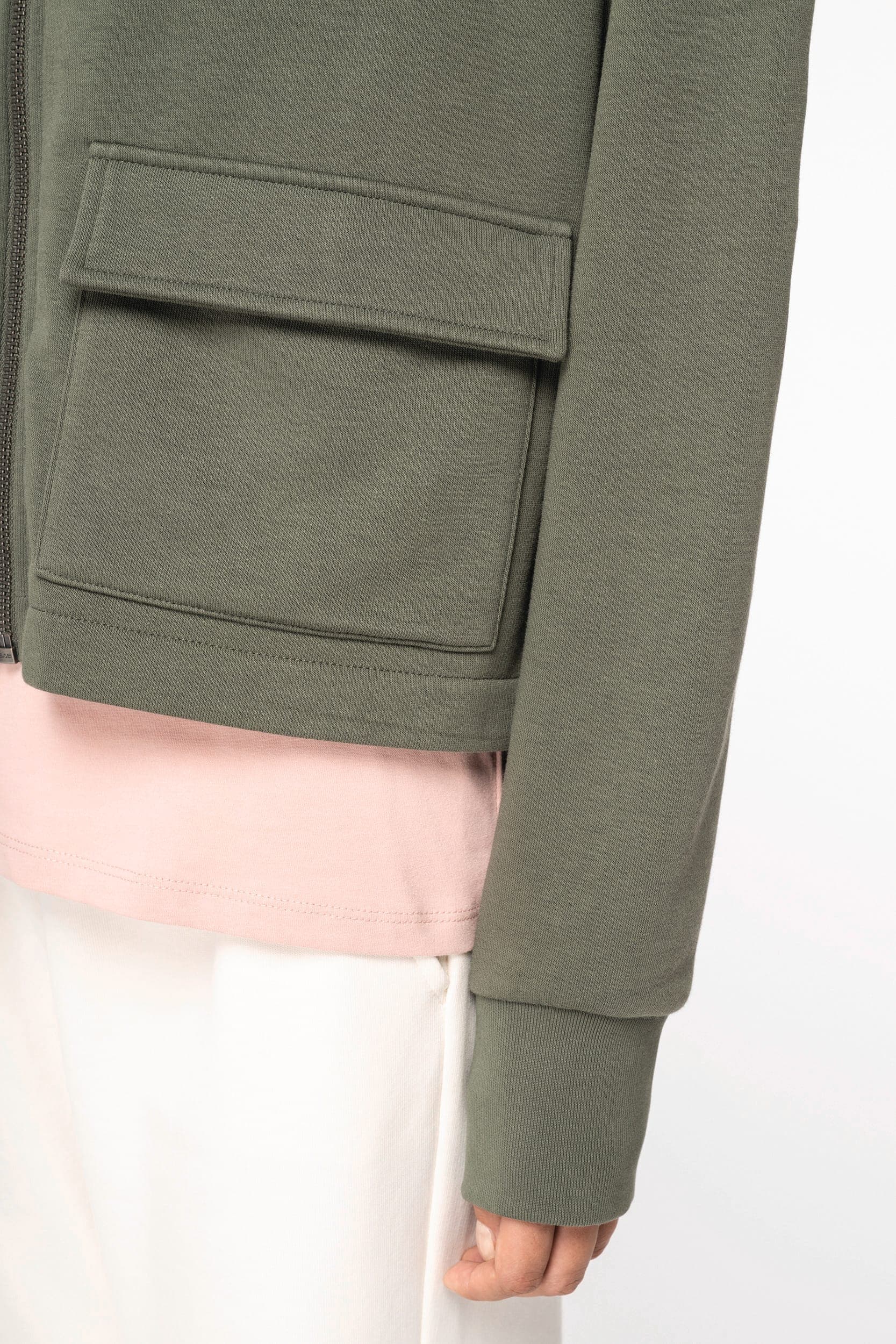 Sweat-shirt écoresponsable zippé à capuche French Terry femme en situation