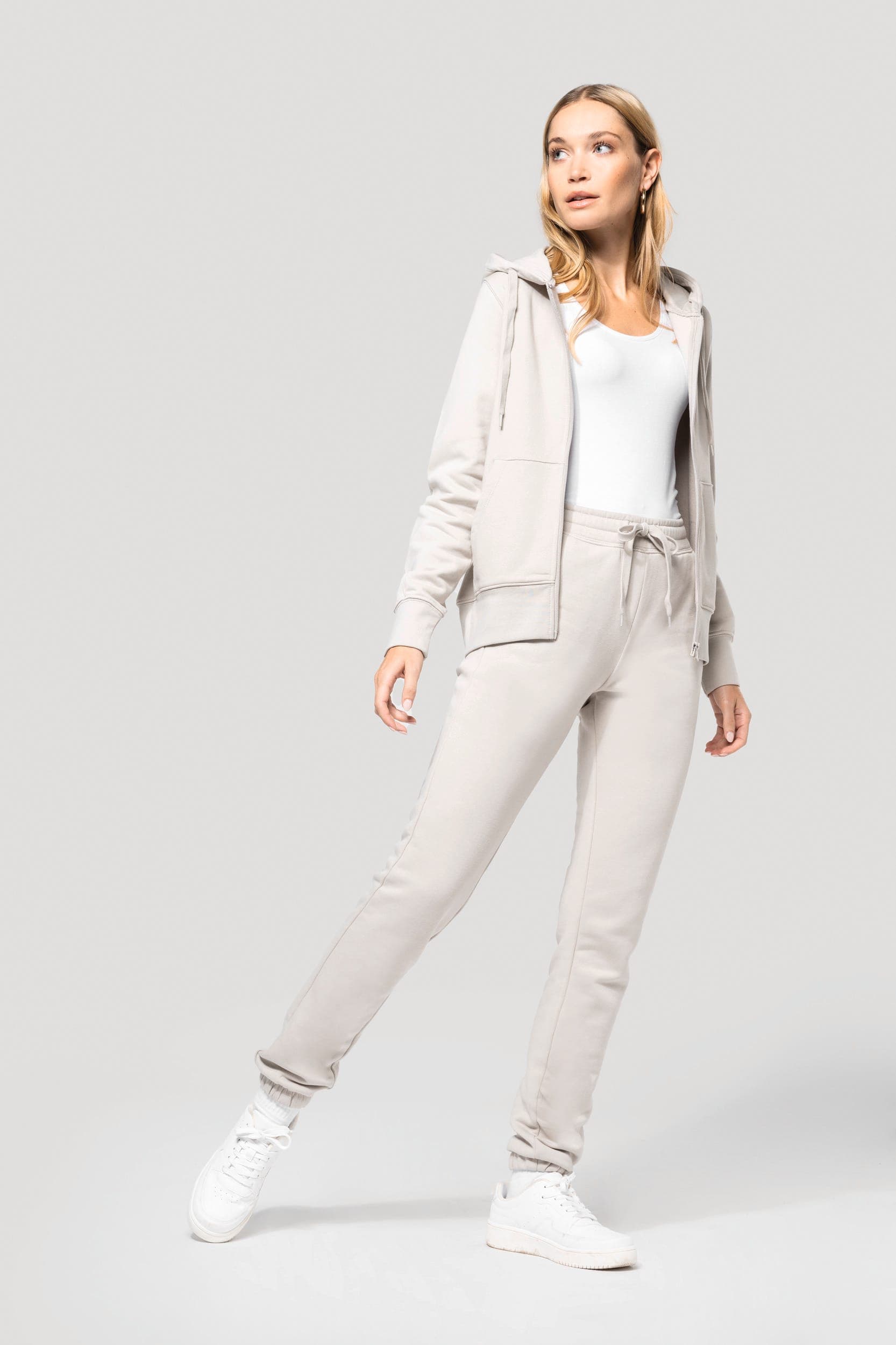 Pantalon jogging écoresponsable femme en situation