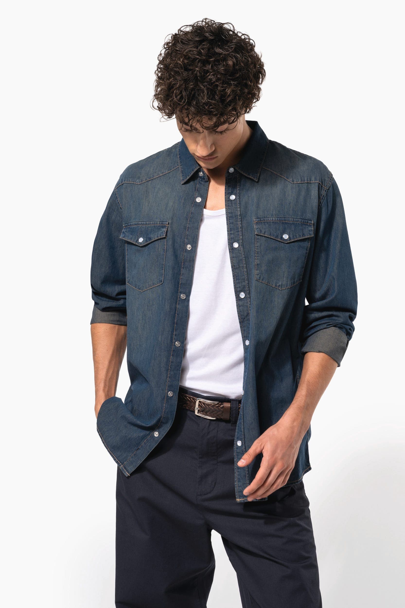 Chemise denim manches longues en situation