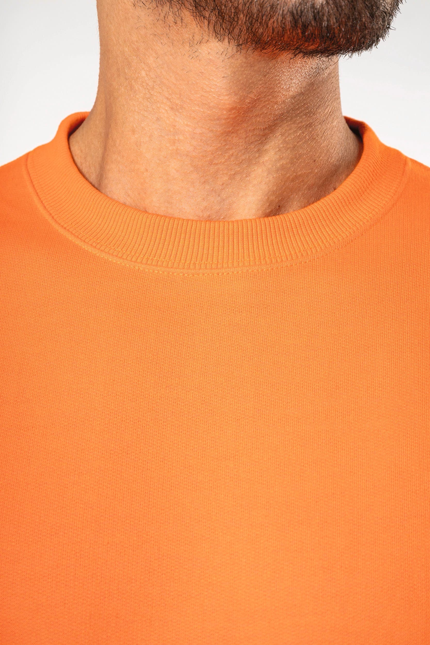 Sweat-shirt recyclé col rond unisexe en situation