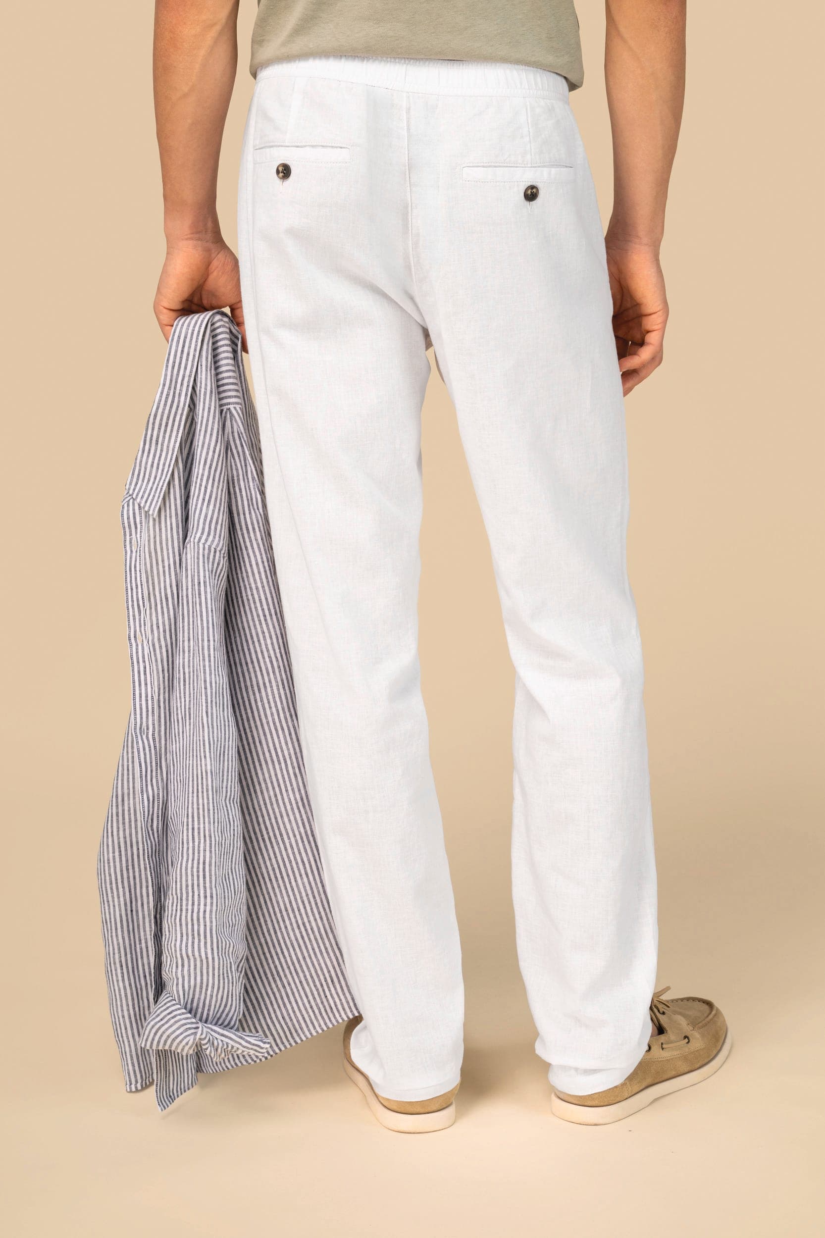 Pantalon écoresponsable en lin et coton bio homme en situation