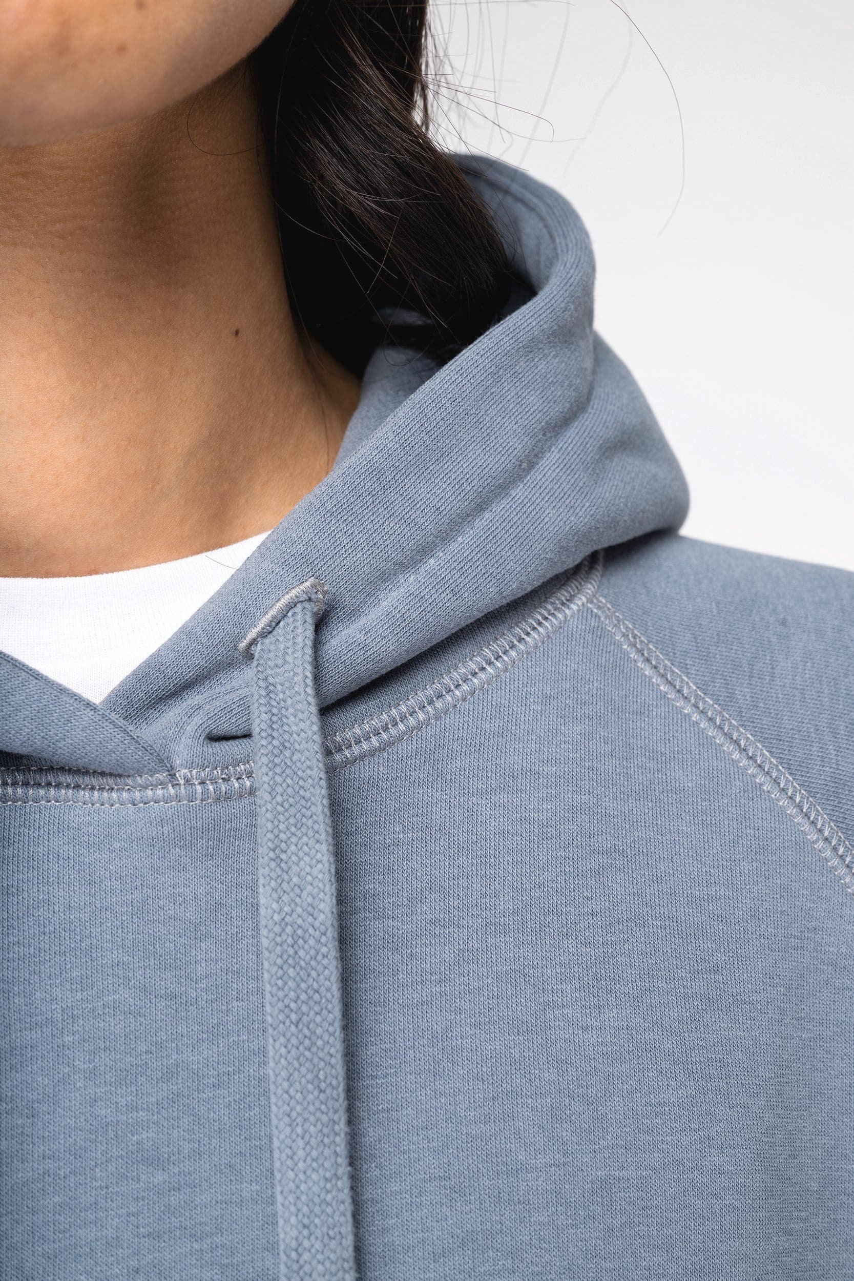 Sweat-shirt écoresponsable à capuche raglan femme en situation