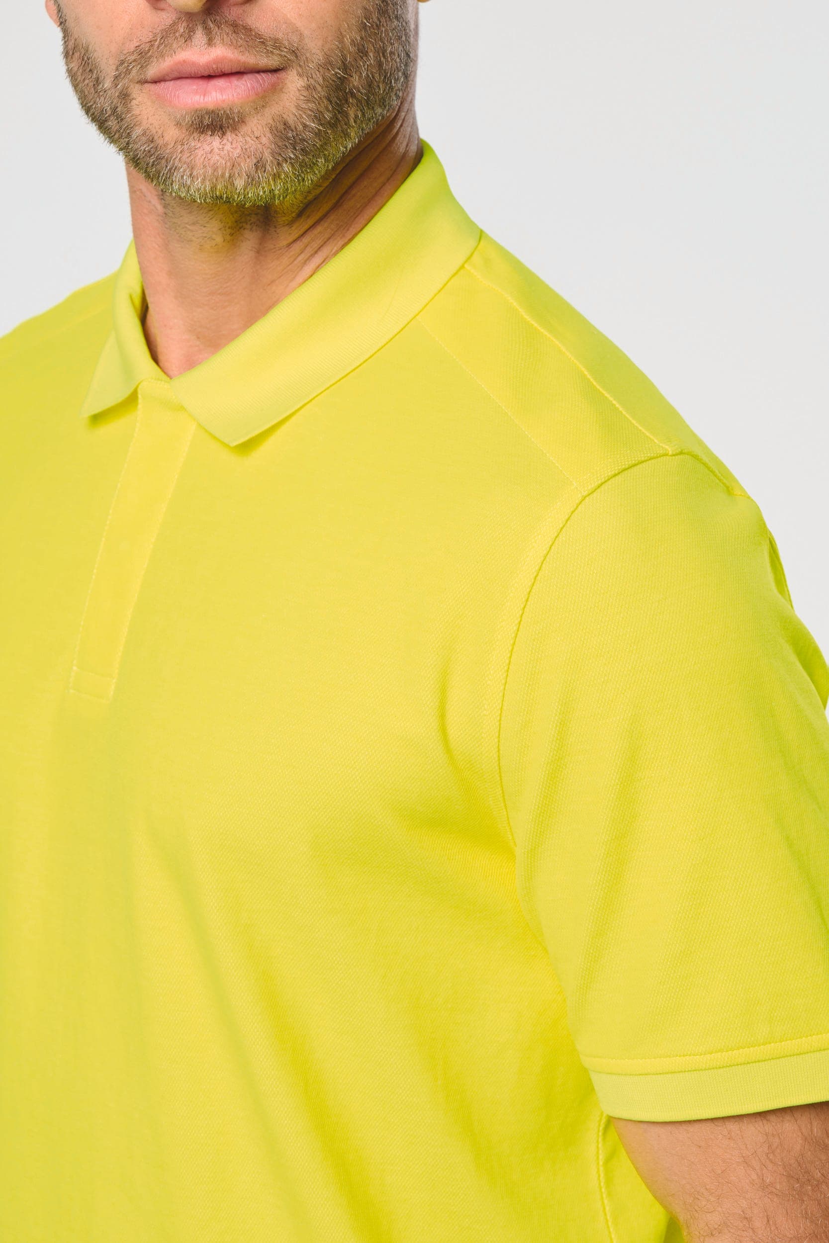 Polo unisexe écoresponsable coton/polyester en situation