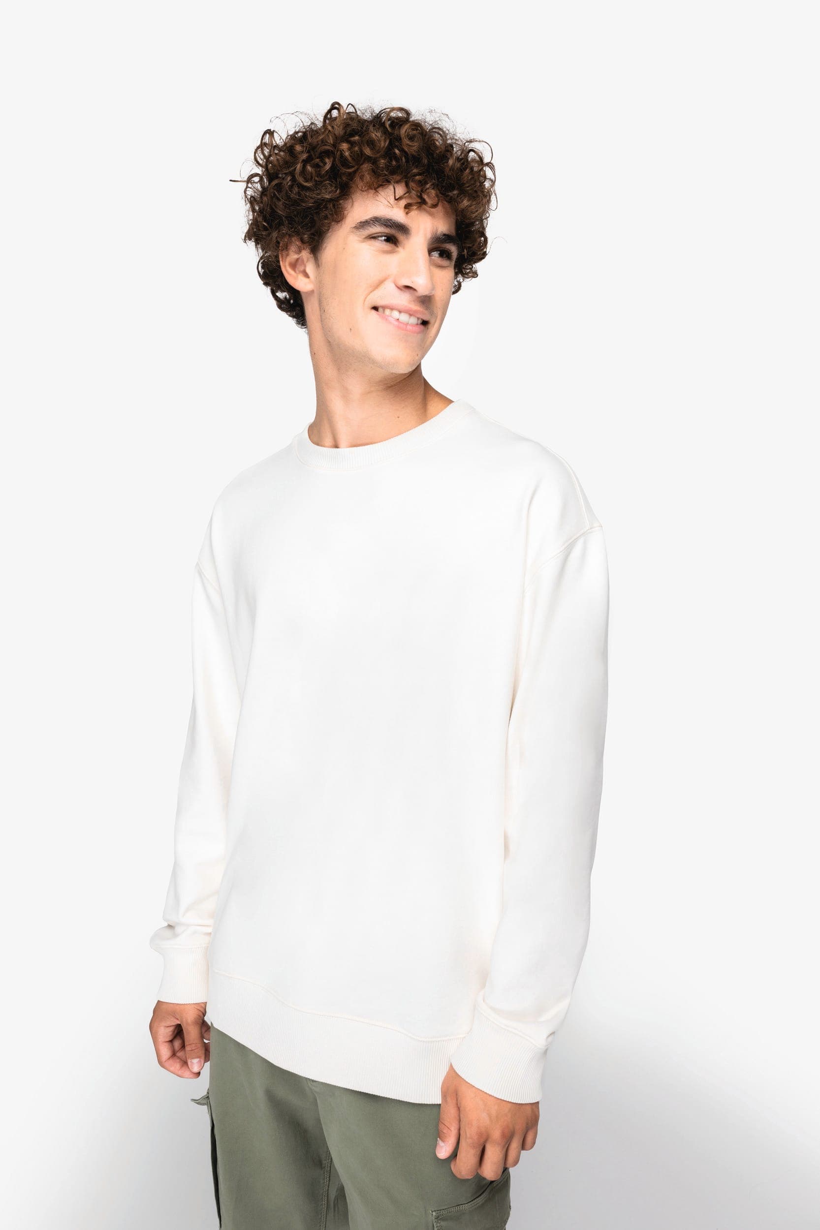 Sweat-shirt écoresponsable à col rond à épaules tombantes French Terry unisexe en situation
