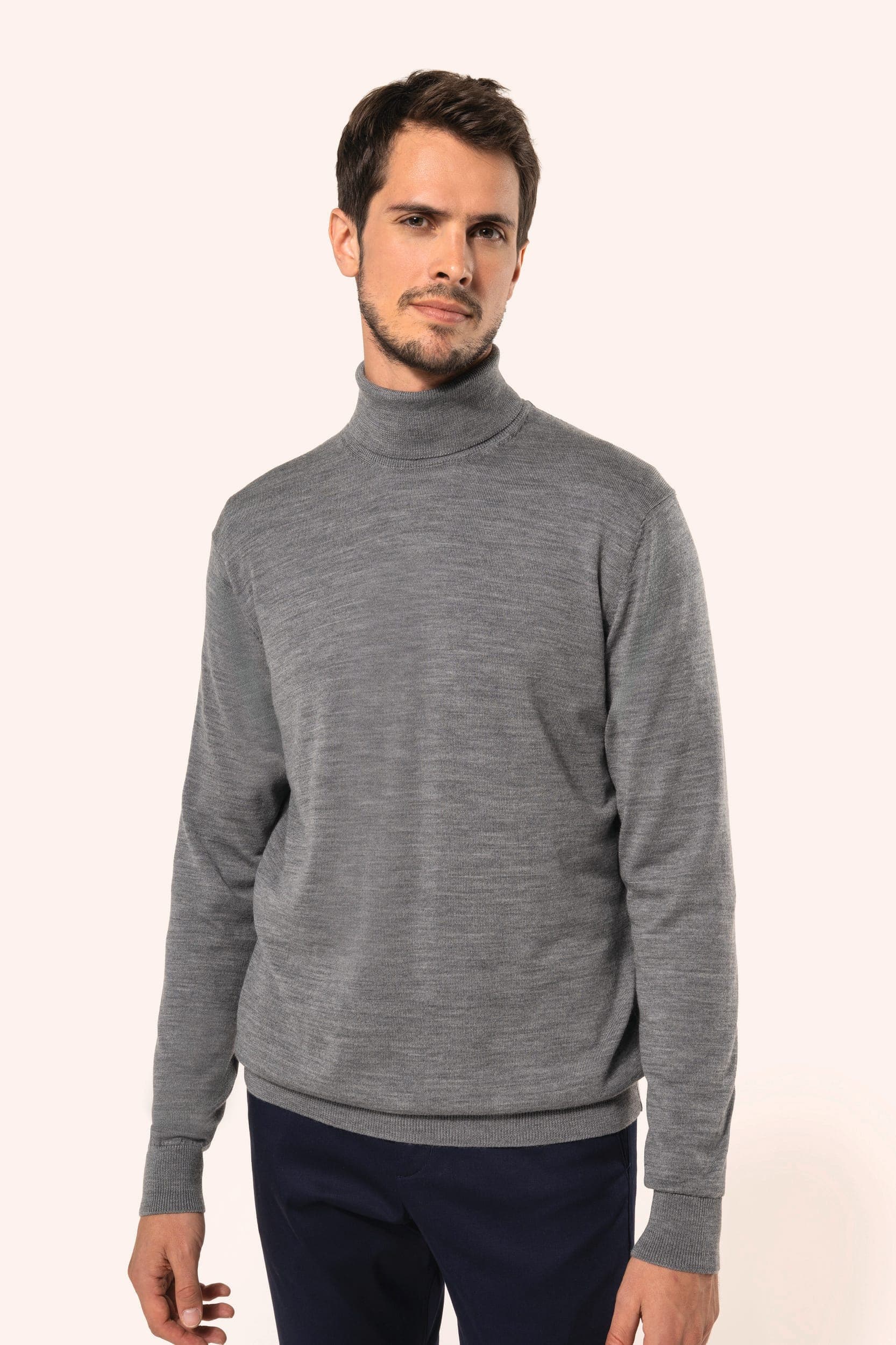 Pull Mérinos col roulé homme en situation