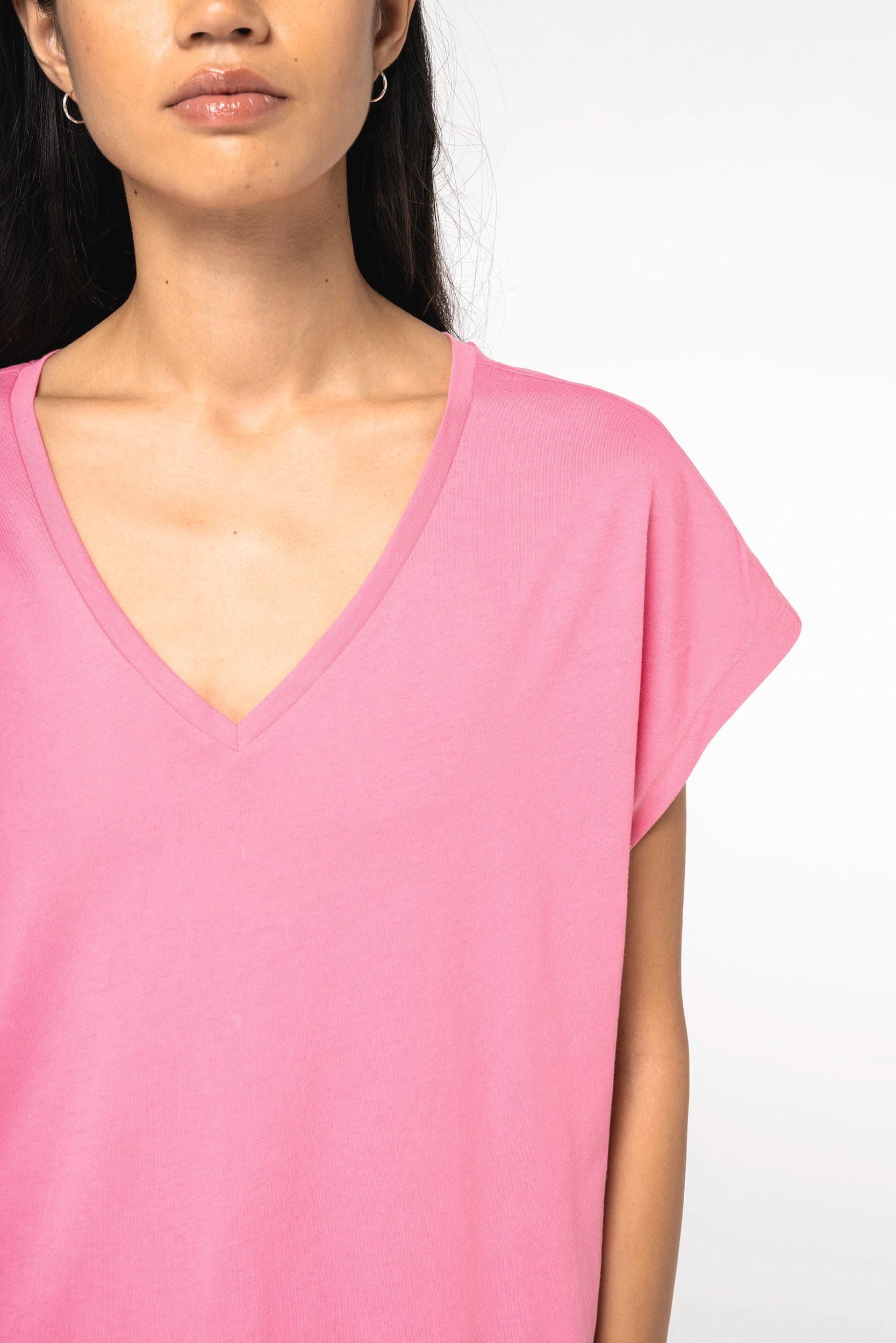 T-shirt écoresponsable loose à col V femme en situation