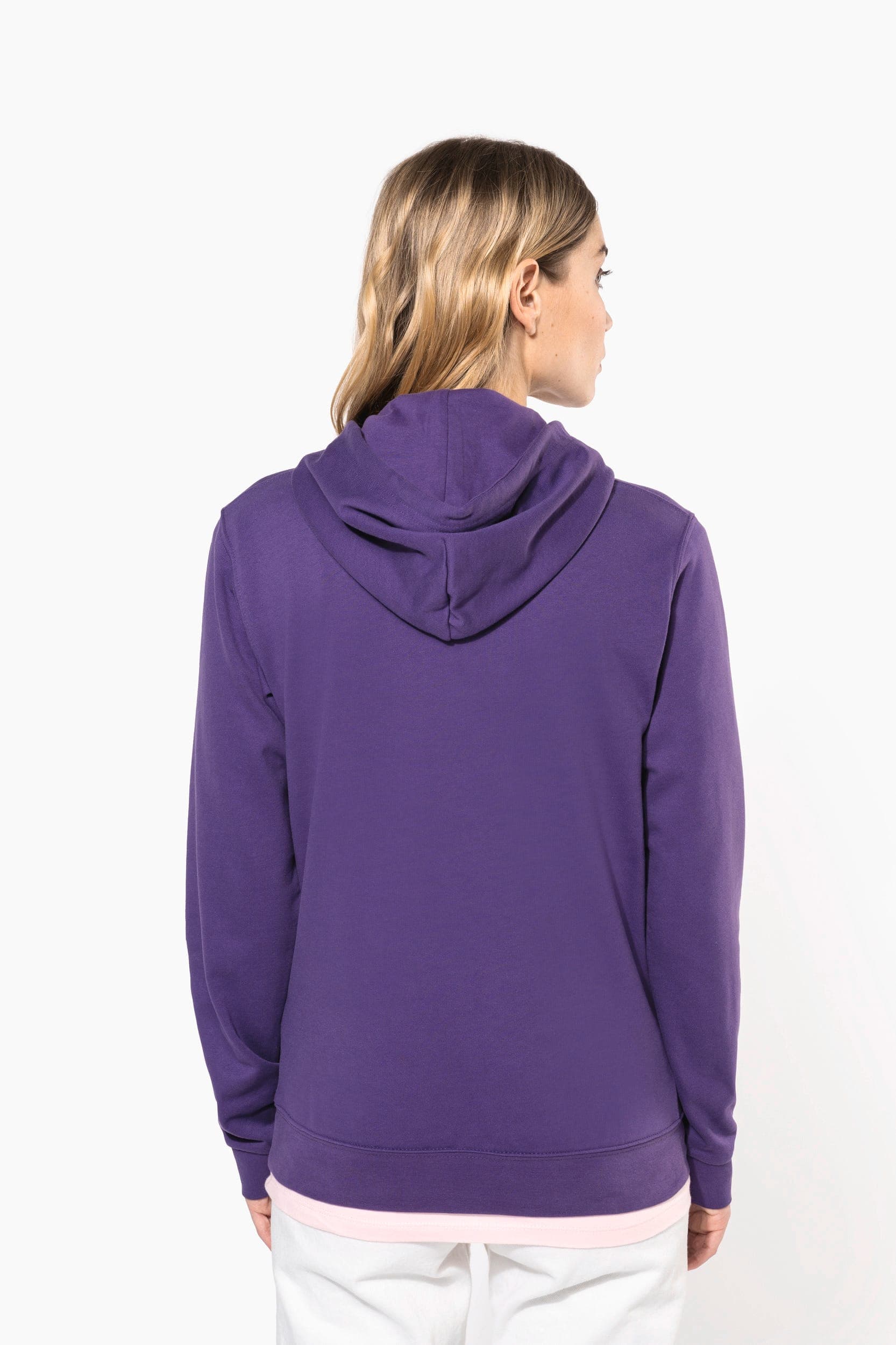 Sweat-shirt capuche femme en situation