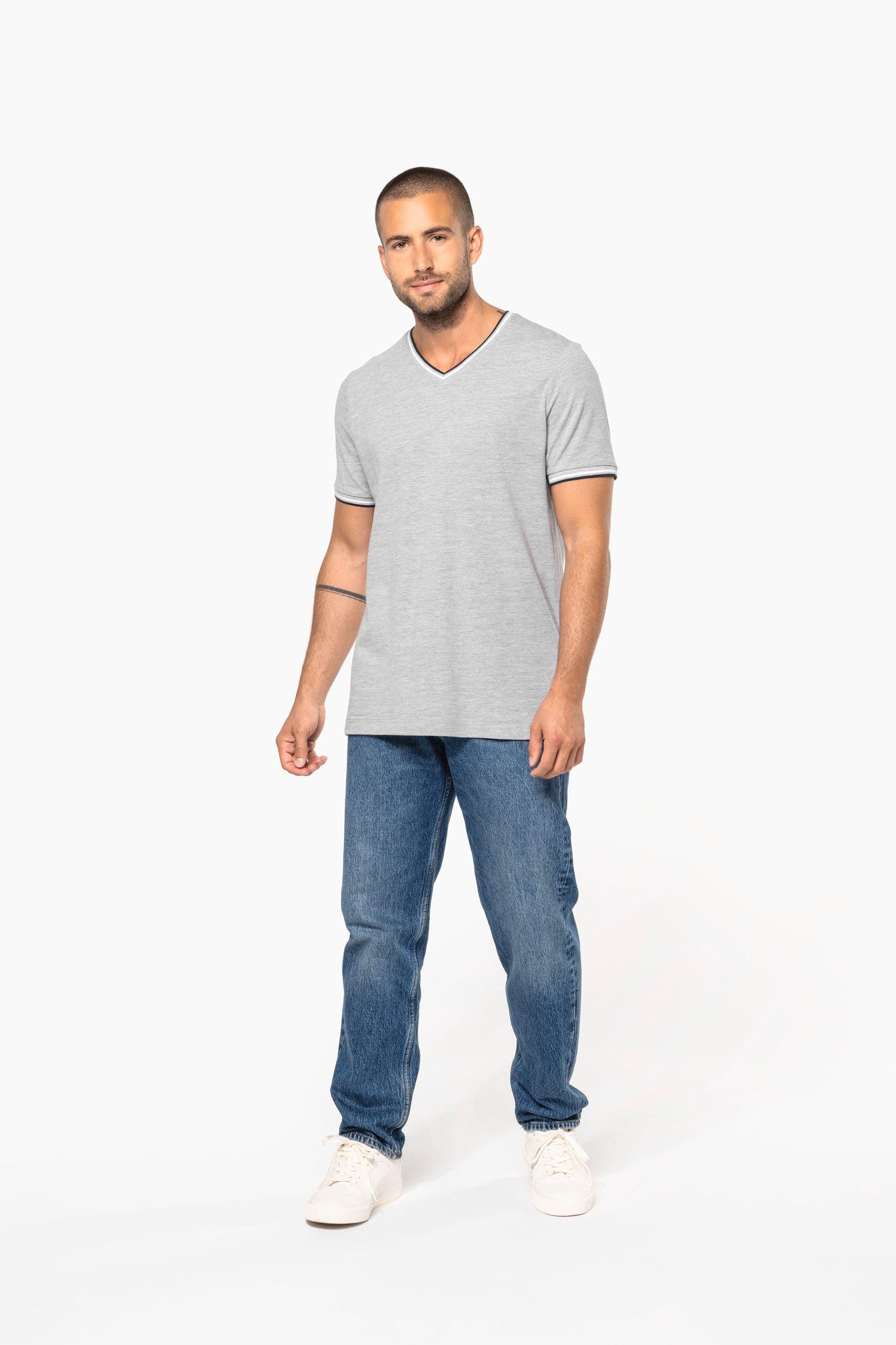 T-shirt maille piquée col V homme en situation