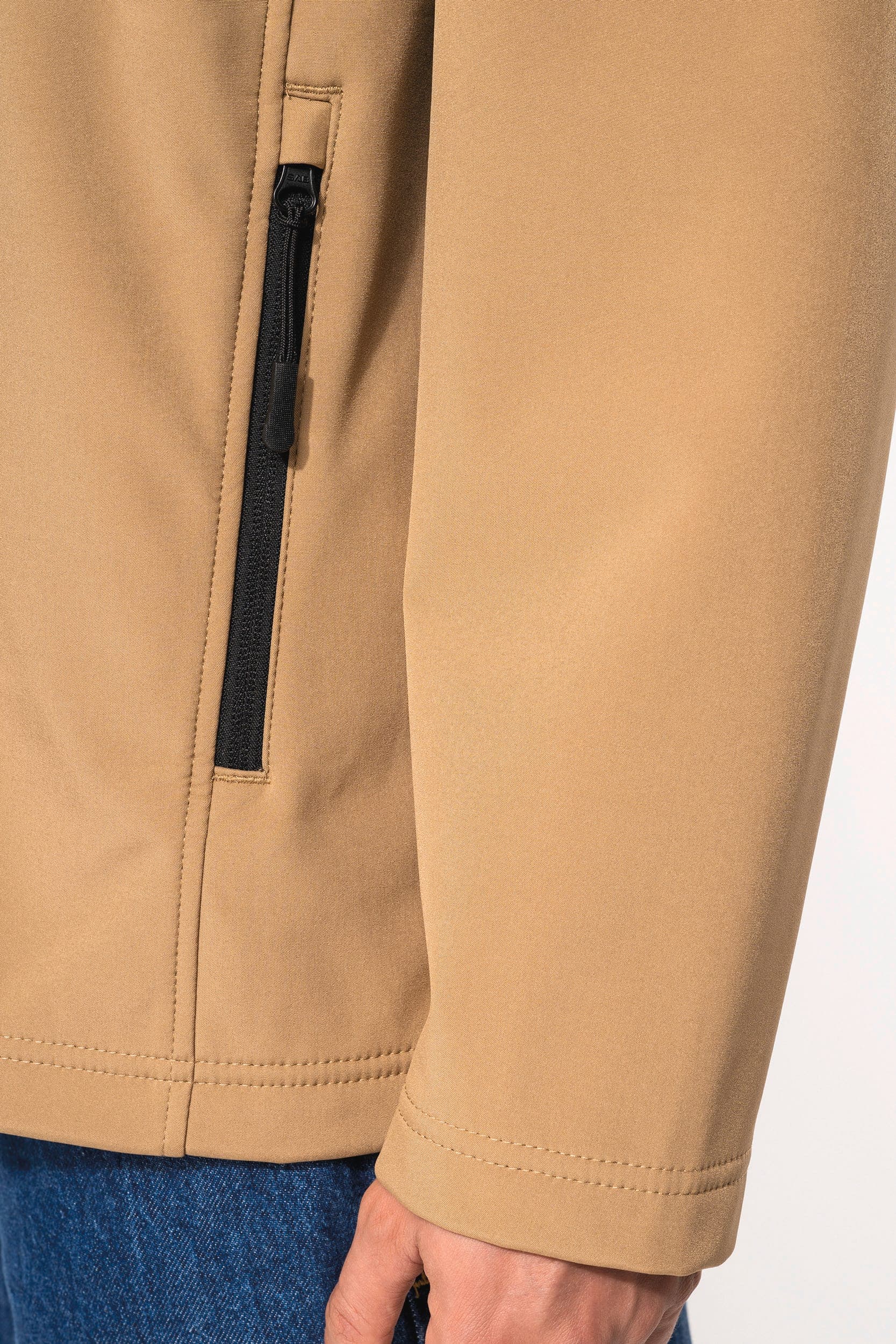 Veste Softshell 3 couches à capuche avec manches amovibles unisexe en situation