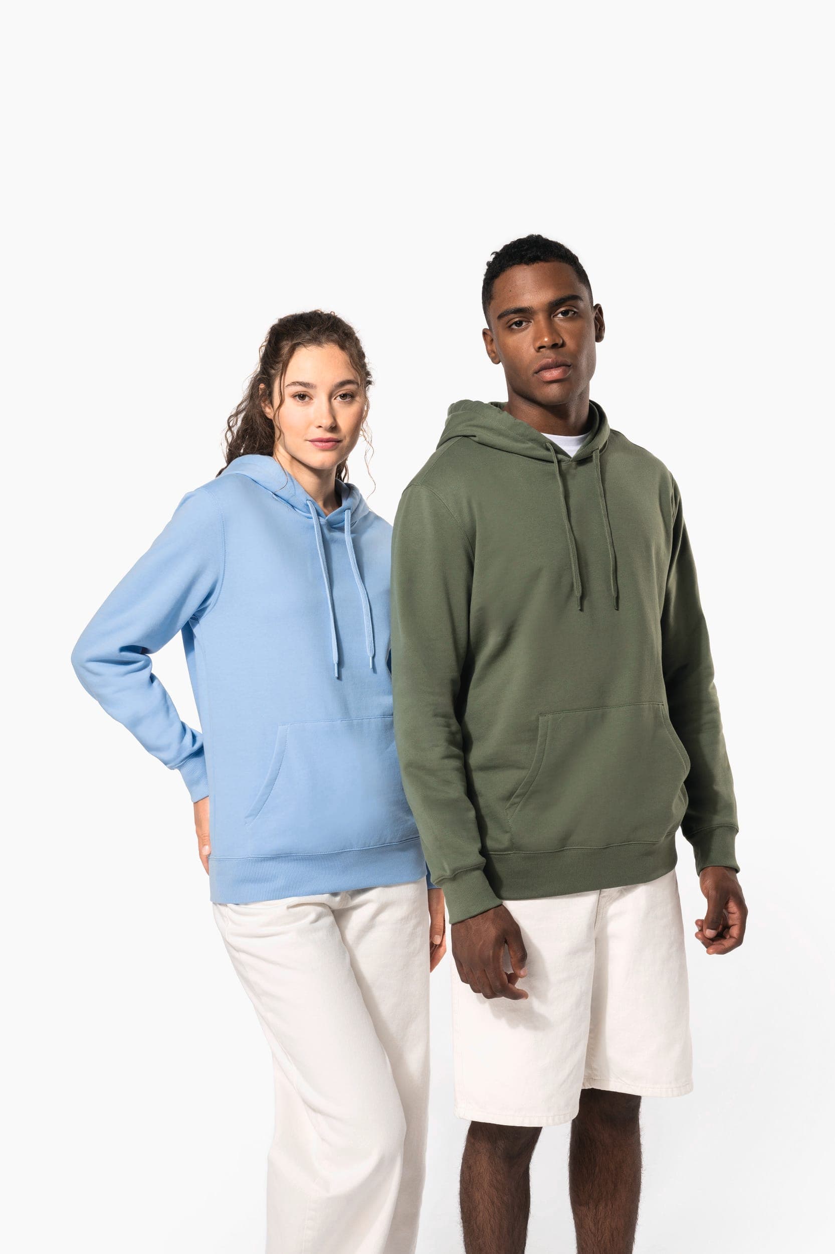 Sweat-shirt recyclé à capuche unisexe en situation
