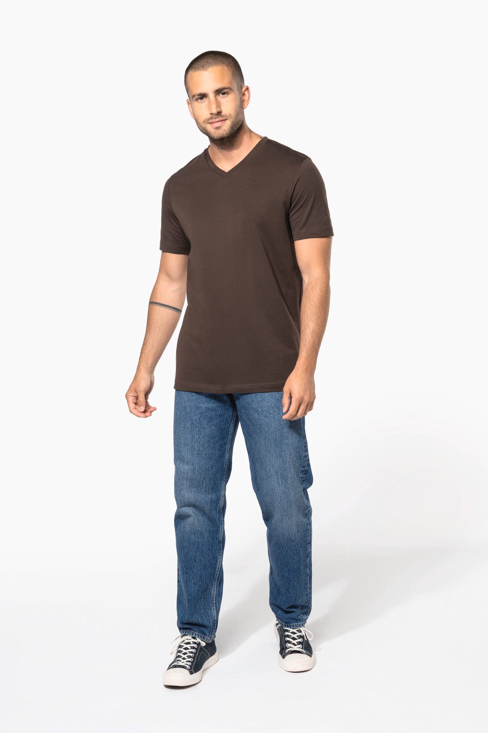 T-shirt col V manches courtes homme en situation