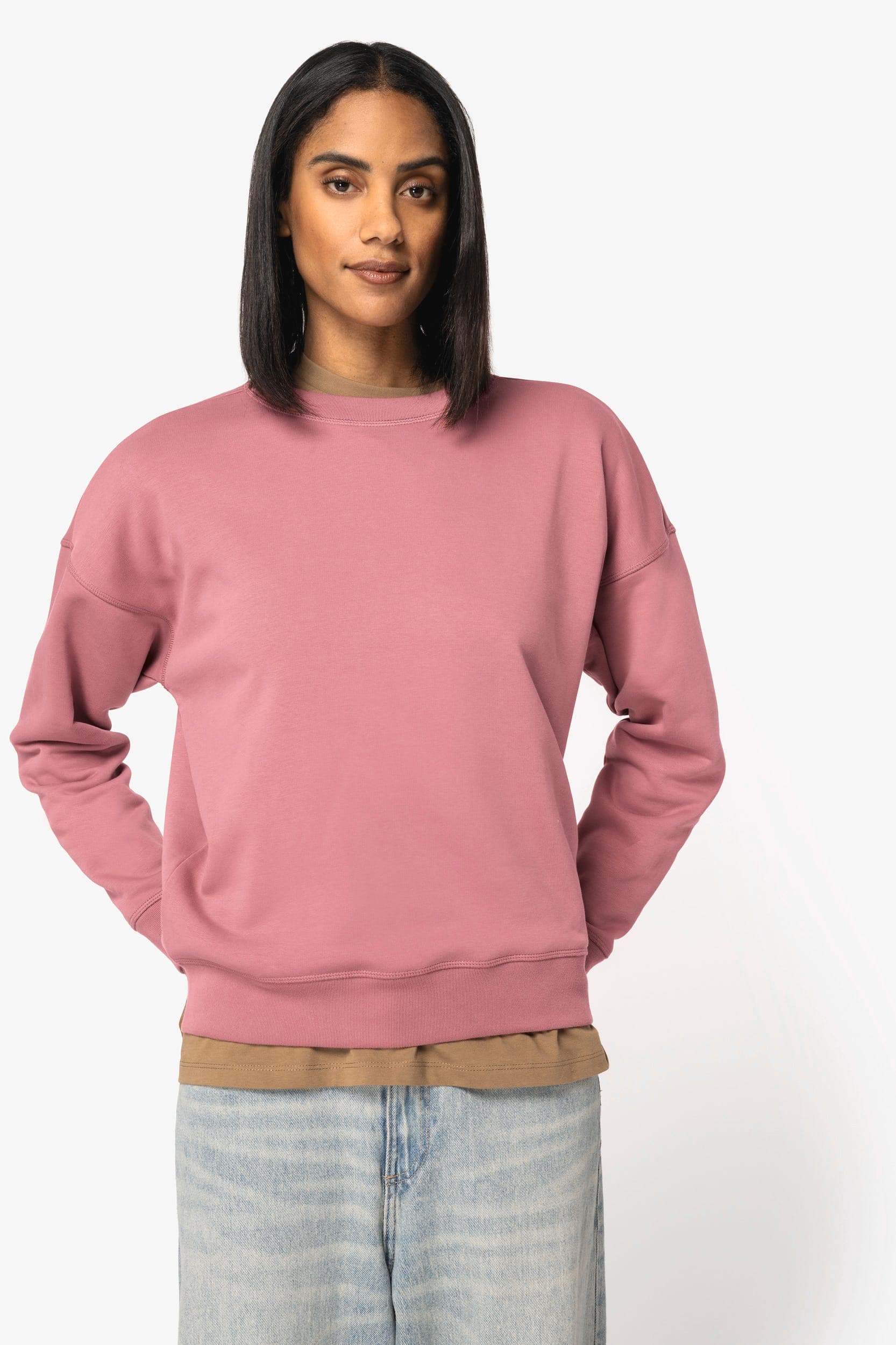 Sweat-shirt écoresponsable à col rond à épaules tombantes femme en situation