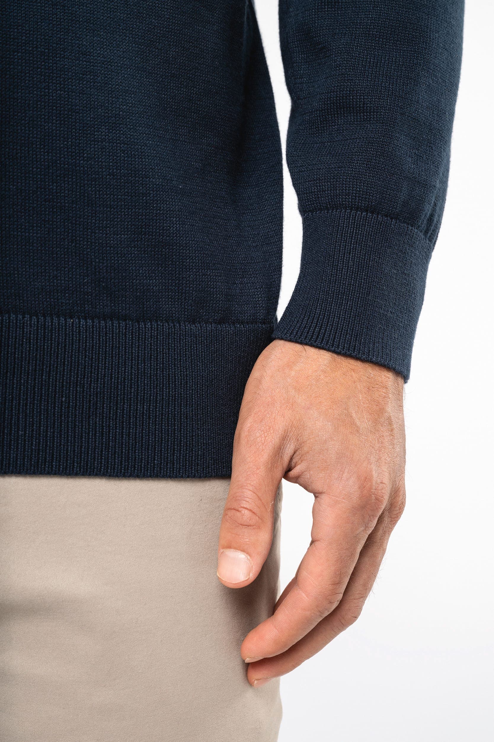 Pull col en V écoresponsable homme en situation