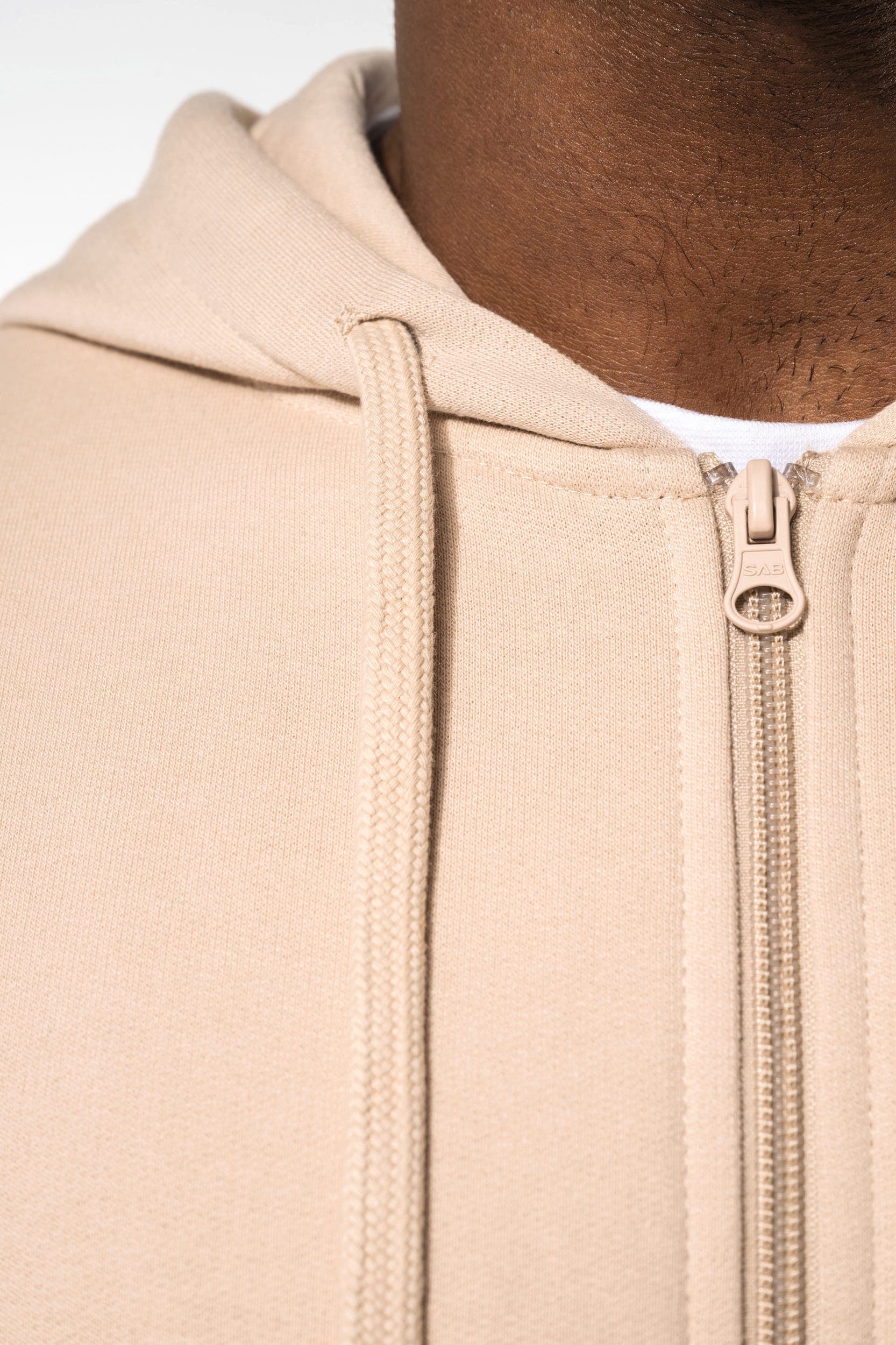 Sweat-shirt recyclé zippé à capuche unisexe en situation