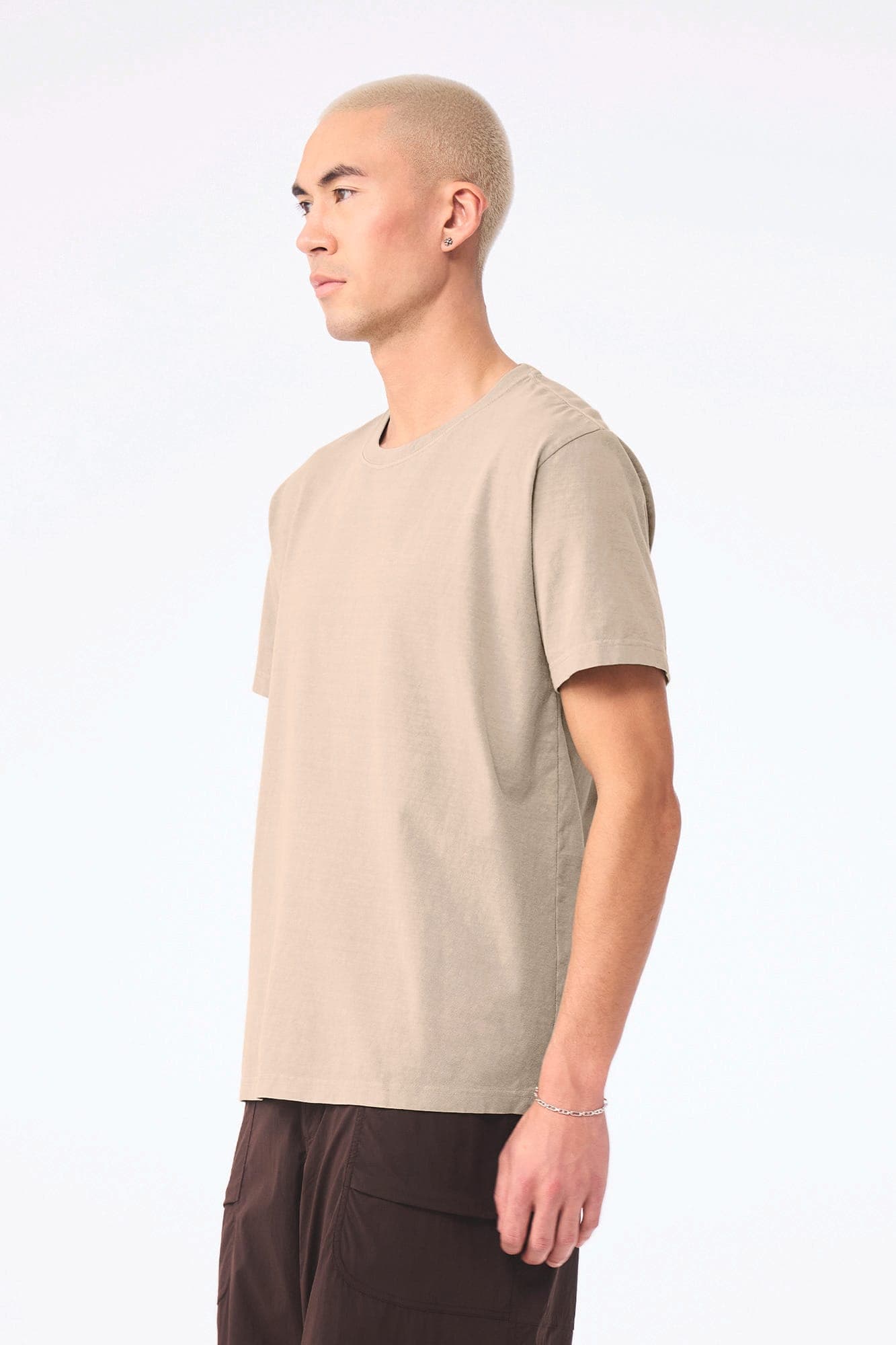 T-shirt délavé épais unisexe en situation